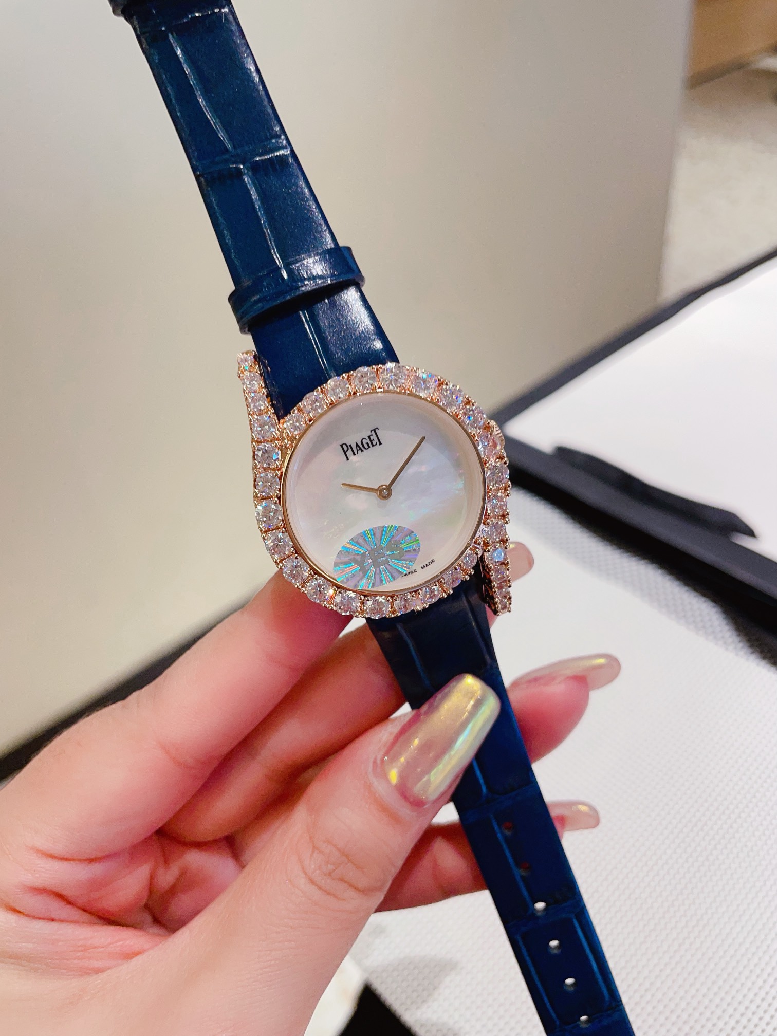 【 贝壳面💰350 🎀伯爵全新Limelight Gala系列!该款接近原装,每颗钻都很大颗,很饱满,真正的珠宝镶,物美价廉,超越市场货! 走颜值路线的伯爵女表,公然表示,伯爵最好看的女表就是Limelight Gala。它的流线型设计带出了女人妩媚感,而且,非常有辨识型,属于“第一眼伯爵” 腕表以迷人的不对称曲线及精湛的宝石镶嵌工艺,杰出设计及珠宝完美融为一体!全新作品嵌入直径更大的华丽美钻,莹白臻美的珍珠贝表盘。 尺寸:32mm:原装进口石英机芯 凸显钻石的熠熠华彩,诠释隽永不凡的经典设计🧚♀️🧚♀️🧚♀️