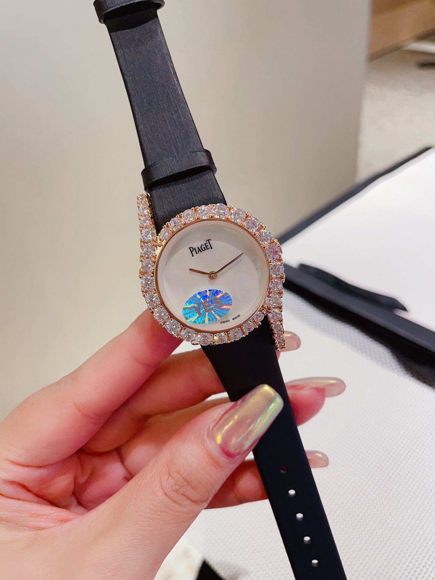 【 贝壳面💰350 🎀伯爵全新Limelight Gala系列!该款接近原装,每颗钻都很大颗,很饱满,真正的珠宝镶,物美价廉,超越市场货! 走颜值路线的伯爵女表,公然表示,伯爵最好看的女表就是Limelight Gala。它的流线型设计带出了女人妩媚感,而且,非常有辨识型,属于“第一眼伯爵” 腕表以迷人的不对称曲线及精湛的宝石镶嵌工艺,杰出设计及珠宝完美融为一体!全新作品嵌入直径更大的华丽美钻,莹白臻美的珍珠贝表盘。 尺寸:32mm:原装进口石英机芯 凸显钻石的熠熠华彩,诠释隽永不凡的经典设计🧚♀️🧚♀️🧚♀️