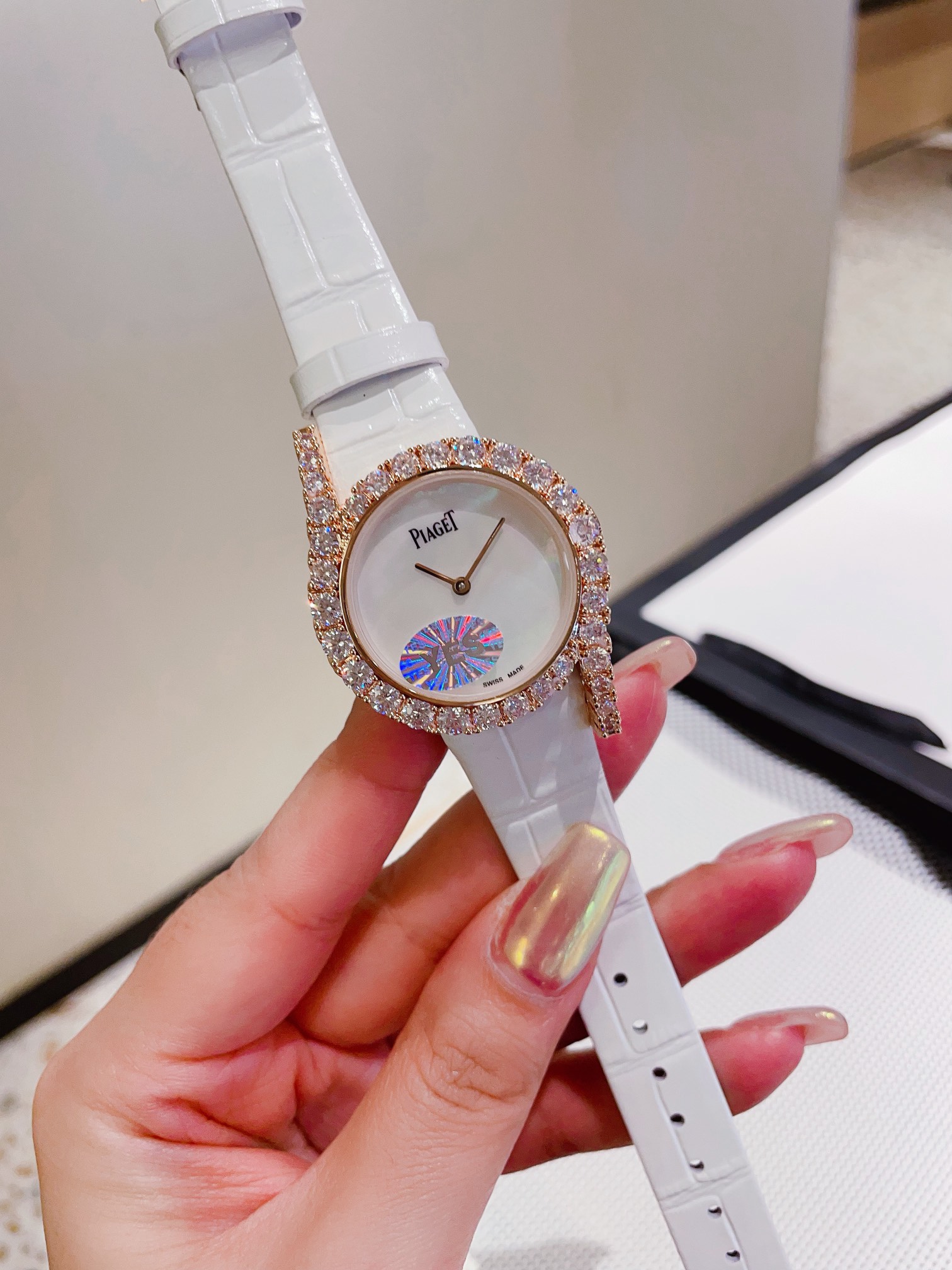 【 贝壳面💰350 🎀伯爵全新Limelight Gala系列！该款接近原装，每颗钻都很大颗，很饱满，真正的珠宝镶，物美价廉，超越市场货！ 走颜值路线的伯爵女表，公然表示，伯爵最好看的女表就是Limelight Gala。它的流线型设计带出了女人妩媚感，而且，非常有辨识型，属于“第一眼伯爵” 腕表以迷人的不对称曲线及精湛的宝石镶嵌工艺，杰出设计及珠宝完美融为一体！全新作品嵌入直径更大的华丽美钻，莹白臻美的珍珠贝表盘。 尺寸:32mm:原装进口石英机芯 凸显钻石的熠熠华彩，诠释隽永不凡的经典设计🧚‍♀️🧚‍♀️🧚‍♀️