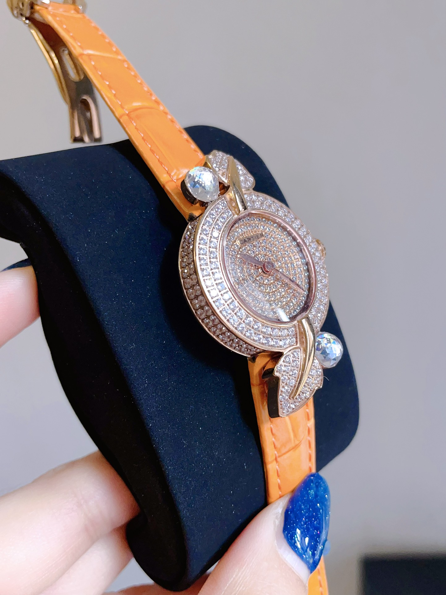 Cartier: Exquisite French Sapphire Crystal Watch with Water Drill and Gold Leaf Grass - 图片 6