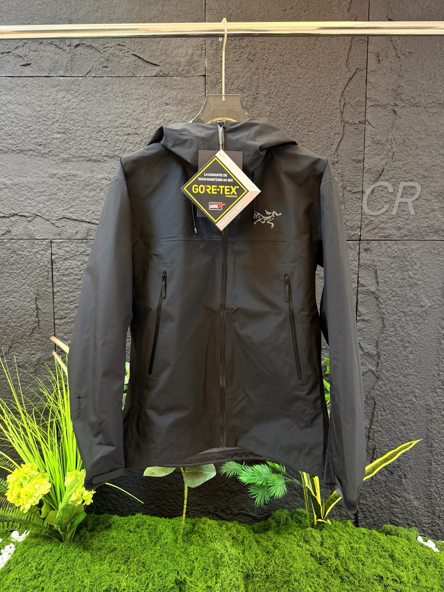 💰290
【顶级品质 区别通货】
官网版本 原版面料
2025新款8色 ARC’TERYX/始祖鸟-beta
lightweight防水防风透气连帽休闲夹克外套
系列连帽城市户外轻量化防风防水简约纯色百搭夹克冲锋衣，采用bluesign@认人证的采用带经编背村 N40LGORE-TEX面料
胸前采用ARC TERYX徽标四次压胶工艺，整衣3D立体仿生学设计衣长臂弯Tri-Durance防水防雨面料，全套客供辅料，腋下YKK双向拉链，这款Beta LW夹克设计简洁而通用，可提供高山环境所需的性能。轻薄而耐磨适合多种活动穿着。 
头盔兼容StormHood™兜帽防护良好且不影响视线，插手口袋设有WaterTight™拉链，便于取放物品，腋下拉链便于快速通风，拼接设计使活动自如。 
BRTA LW是最新Arc’teryx的明星产品，一直在高山恶劣环境中表现突出，现在功能更强大，重量更轻。自行区别市面低版本，硬核货，强力推荐入手，上身效果巨好。

• 可调节性：部分款式可能配备可调节的袖口、下摆和帽子等，以适应不同的天气条件和个人需求。

• 防风防水：采用先进的面料技术，如 GORE-TEX 等，确保冲锋衣具有良好的防风和防水性能，保护身体免受风雨的侵袭。

• 透气性能：通过合理的面料选择和设计，保证冲锋衣具有良好的透气性能，让身体在活动中保持干爽舒适。
这些版型设计特点使得始祖鸟冲锋衣 Beta Light Weight 适合多种户外活动，如徒步、登山、露营等，同时也能在日常生活中提供一定的保护和舒适性
颜色：黑色 银幻紫  速紫 破晓蓝 鼠尾草绿 千穂紫   雾夕粉 陶砂棕
尺码：S-XXL（下单可报身高体重）

S 衣长 74 胸围 112 肩宽49袖长77
M 衣长 76 胸围116 肩宽50袖长79
L  衣长78 胸围120 肩宽51 袖长81
XL衣长80胸围124  肩宽52 袖长83
XXL 衣长82胸围128 肩宽53袖长85
尺码   推荐身高     推荐体重
S       160-170         100-120
M      165-175         120-140
L        170-180        140-160
XL     175-185        160-180
XXL   180-190        180-200