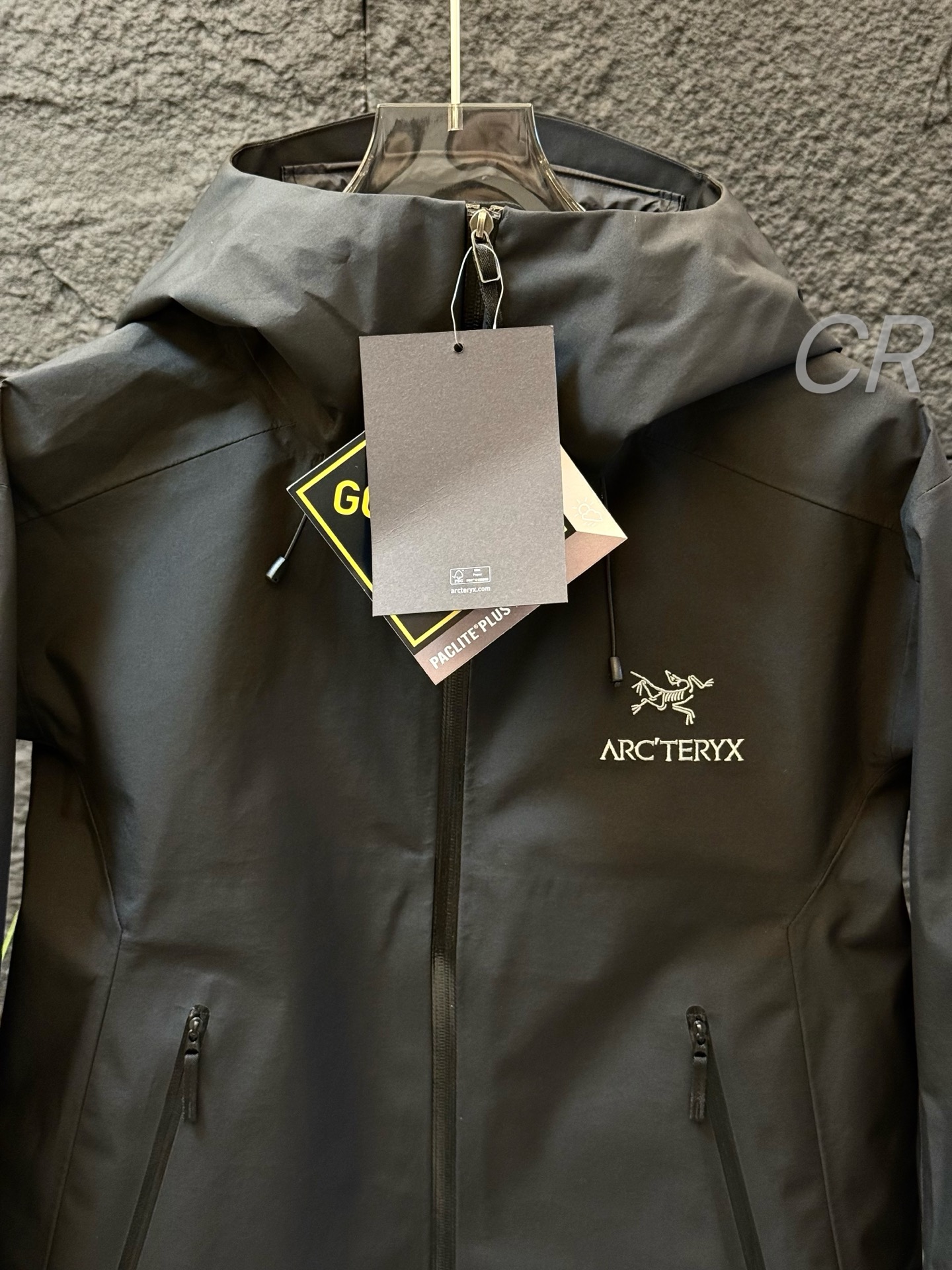 💰240【顶级版本 区别通货】
顶级品质 10色 ARC‘TERYX BETA LT GORE-TEX Jacket-Men's
始祖鸟LT户外防水硬壳全胶冲锋衣
• Yb四次压胶工艺 整衣3D立体仿生学设计衣长臂弯, Tri-Durance防水防雨透气面料 ,自行区别市面普通货 顶级品质版本 !
•代工厂跟单出品 代购指定版本 原档案原数据开发版型 -原包装原标全套辅料定制,整衣 腋下YKK双向拉链,五金全部开模定制,吊牌书说明解析 ,多联水洗。
•这款BetaLT夹克设计简洁而通用,可提供高山环境所需的性能。采用bluesign@认证的采用带经编背衬N40P 13LGORE-TEX面料,轻薄而耐磨,防风、防水且透气,适合多种活动穿着。 -头盔兼容StormHood™兜帽防护良好且不影响视线,插手口袋设有WaterTight™拉链,便于取放物品,腋下拉链便于快速通风,拼接设计使活动自如。
•传统风琴交叉反向进入高山口袋设置在高位,VISLON中央正面拉链,可调节Velcro袖口魔术贴标签,兼容Zip-in,在胸前采用百达灵机器绣上了ARC TERYX徽标 BETA:多用途服装适用于多种活动和环境。
LT : 轻量 高性能的简约设计,轻量而耐磨。 GORE-TEX:防水、防风、透气面料可提供多面防护。 -BRTA LT夹克同是Arc’teryx的明星产品,一直在高山恶劣环境中表现突出,现在功能更强大,重量更轻。
颜色:黑色 复古绿 贝栗粉 幻银紫 次元灰 波尔多红 脂鲤蓝 以太蓝 竹月蓝 群青蓝
𝗦𝗶𝘇𝗲:𝗦 𝗠 𝗟 𝗫𝗟 𝗫𝗫𝗟 (见尺码图)