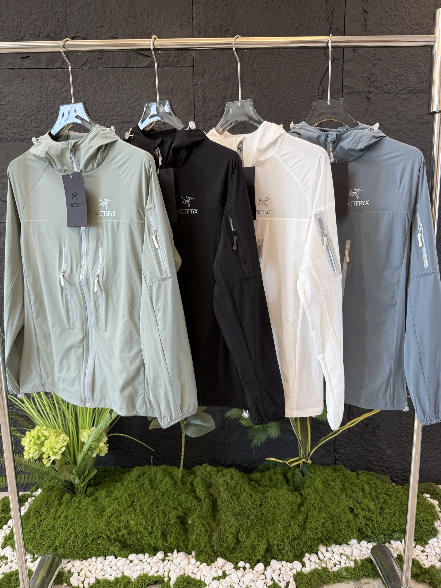 【顶级版本】ARC'TERYX 始祖鸟Alpha 第六代科技面料UPF160+顶级功能性防晒衣 🔥【硬核防晒新标杆】 ☀️50+超强防晒认证|Tyono3.0防风尼龙盾 💦暴雨级防泼水|130克轻如蝉翼 –面料采用: Tyono30高强度尼龙材质 防风性能非常高 超细网格构造和木巨上2000+的wan全一致的高端定制面料 从材质到结构到厚度 克重 都是wan全一致!面料防水性能出色 网格构造 自带出色的透气效果 夏季穿着上身 不闷热 不捂汗!超轻超强的防撕裂功能性 可以为你的身体提供一层超轻无负担但又十分坚韧的保护膜! –面料表面特别做了高达400+的抗紫外线涂层真正给你提供炎热夏季环境下面 防雨 防风 防晒 防蚊虫叮咬 防刮蹭 上身无负担的多功能实用性穿着效果!关于抗紫外线 防晒的功能性下面的质检报告数据有权威的检测结果 这里就不再多复述了! –连帽经典的冲锋衣款式设计立体风帽构造 整个帽子的内里结构都是立体拼接裁片打造而成 而且后面还带了可调节的拉锁帽子两侧也有松紧锁扣条件 以便于穿着上身应付不同的气候和环境!给身体尤其是头部更全方位的防护! –全身YKK拉链 口袋配置自带收纳功能 携带方便 不占空间!下摆两侧也有可调节松紧的锁扣配置 同样是给你提供多样化的穿着效果 应付不同的穿着需求 松紧袖口立体宽松版型裁剪 上身包裹性更出色 内里全部包边包条 没有哪怕是一根线头缝合走线扎实牢固 工整精致 挑不出毛病的工艺品质! 颜色:黑色 白色 果绿 孔雀蓝 (见尺码图) S:胸围108 衣长67 肩袖长71 M:胸围112 衣长69 袖长73 L: 胸围116 衣长71 袖长75 XL:胸围120 衣长73 袖长76 2XL:胸围124 衣长75 袖长77 3XL:胸围128 衣长77 袖长78
