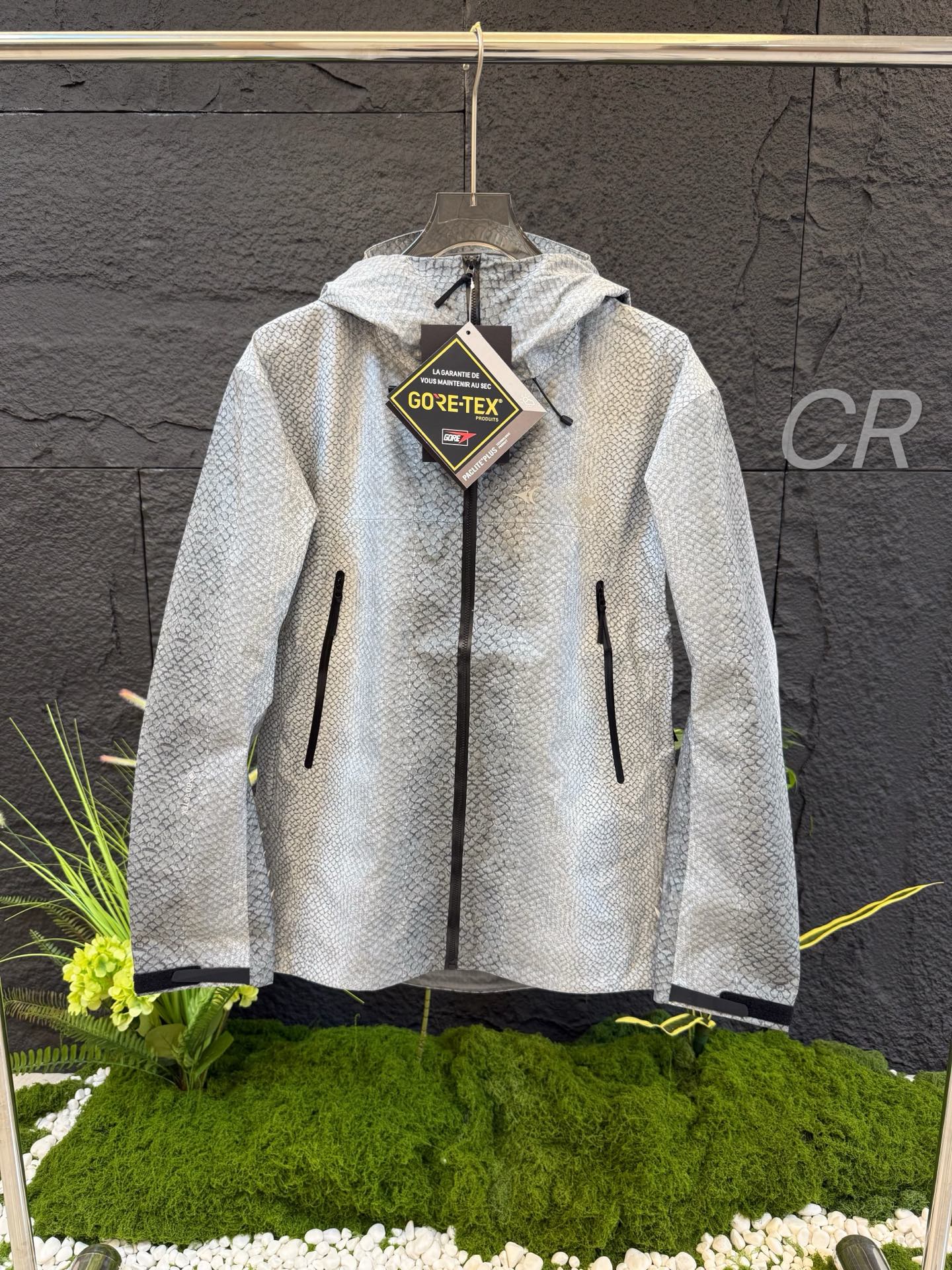 顶级品质 始祖鸟Walk Gently最新款25SS 蛇年联名 Beta SI冲锋衣始祖鸟Arcteryx x walkgently SS24最新款联名Beta SL三文鱼纹理鱼鳞纹蛇纹迷彩冲锋衣 外套超帅联名款 很稀有  帽子下摆 反光设计,刺绣在内里口袋 很细节胸前领标反光印花 ❶ beta sl的面料很轻薄比jacket都要薄一些而且没有jacket那么响更适合日常 ❷最让我感到惊艳的就是整个衣服上的鲑鱼皮纹路图案,鱼鳞状的图案不仅富有原住民特色,同时也赋予了这件冲锋衣独特的视觉效果.原本熟悉的始祖鸟Logo也被换成了专属于这个系列的特殊标识. ❸除了视觉上的亮点,鸟在细节上也下足了功夫.在胸前、衣袖和帽子上都点缀了鱼鳃状的3M反光图案,不仅富有视觉冲击力,在夜晚户外活动时也能起到良好的安全提示作用.整件衣服看上去质感十足,无论是面料、剪裁还是工艺都达到了鸟一贯的高水准 ❹这件Walk Gently 系列的Beta SL冲锋衣可谓是集美学与功能于一体的户外装备佳作.在设计和制造上体现了ARC'TERYX多年来积累的专业技术.相信这件特别款必将受到户外运动爱好者的青睐,成为展现个人风格的又一件心头好. (下单可报身高体重) 尺码推荐 S身高165-170体重100斤-120斤 M身高170-175体重120斤-140斤 L身高175-180体重1140斤-160斤 XL身高180-185体重160斤-180斤 2XL 身高 180-200体重180-200斤