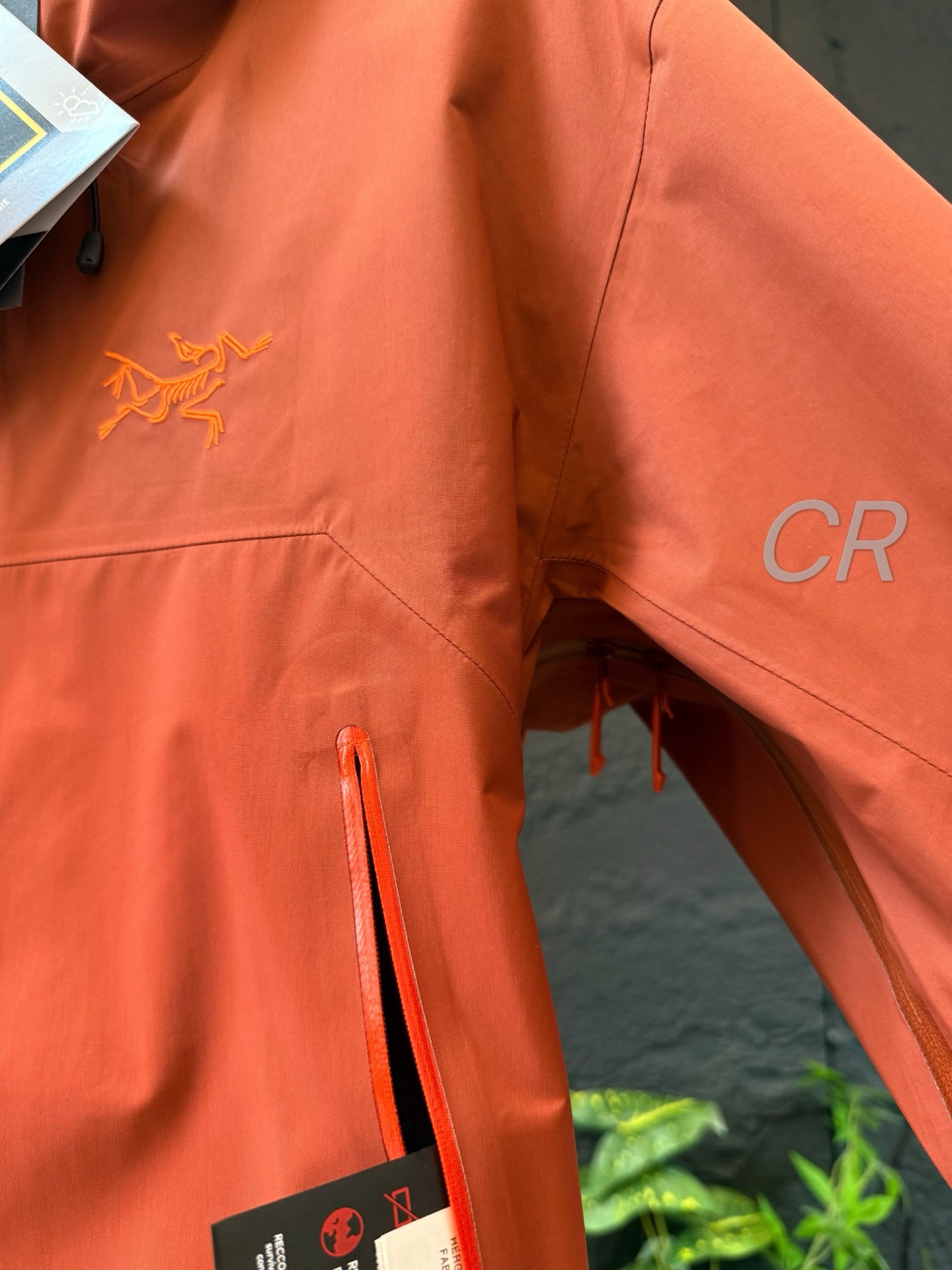 💰320  顶级版本 区别市面通货 
新款Arcteryx始祖鸟 Beta系列 SL GORE-TEX 硬壳刺绣连帽防水防风透气冲锋衣 鸟家25SS 最新款SL冲锋衣 和LT一样轻量适合城市通勤的新款户外冲锋衣上线，防风防水，全溢胶工艺，比基础宽LT更加复杂-Yb四次压胶工艺 整衣3D立体仿生学设计衣长臂弯， Tri-Durance防水防雨面料 ，整衣、腋下YKK双向拉链，五金全部开模定制，吊牌书说明解析 ，多联水洗。
-这款SL 夹克设计简洁而通用，可提供高山环境所需的性能，轻薄而耐磨适合多种活动穿着。
• 可调节性：部分款式可能配备可调节的袖口、下摆和帽子等，以适应不同的天气条件和个人需求。

• 防风防水：采用先进的面料技术，如 GORE-TEX 等，确保冲锋衣具有良好的防风和防水性能，保护身体免受风雨的侵袭。

• 透气性能：通过合理的面料选择和设计，保证冲锋衣具有良好的透气性能，让身体在活动中保持干爽舒适。
这些版型设计特点使得始祖鸟冲锋衣 Beta Light Weight 适合多种户外活动，如徒步、登山、露营等，同时也能在日常生活中提供一定的保护和舒适性
颜色：云衫红 星际紫 层云蓝 伊甸绿
尺码：S-XXL（下单可报身高体重）

S 衣长 74 胸围 112 肩宽49袖长77
M 衣长 76 胸围116 肩宽50袖长79
L  衣长78 胸围120 肩宽51 袖长81
XL衣长80胸围124  肩宽52 袖长83
XXL 衣长82胸围128 肩宽53袖长85
尺码   推荐身高     推荐体重
S       160-170         100-120
M      165-175         120-140
L        170-180        140-160
XL     175-185        160-180
XXL   180-190        180-200