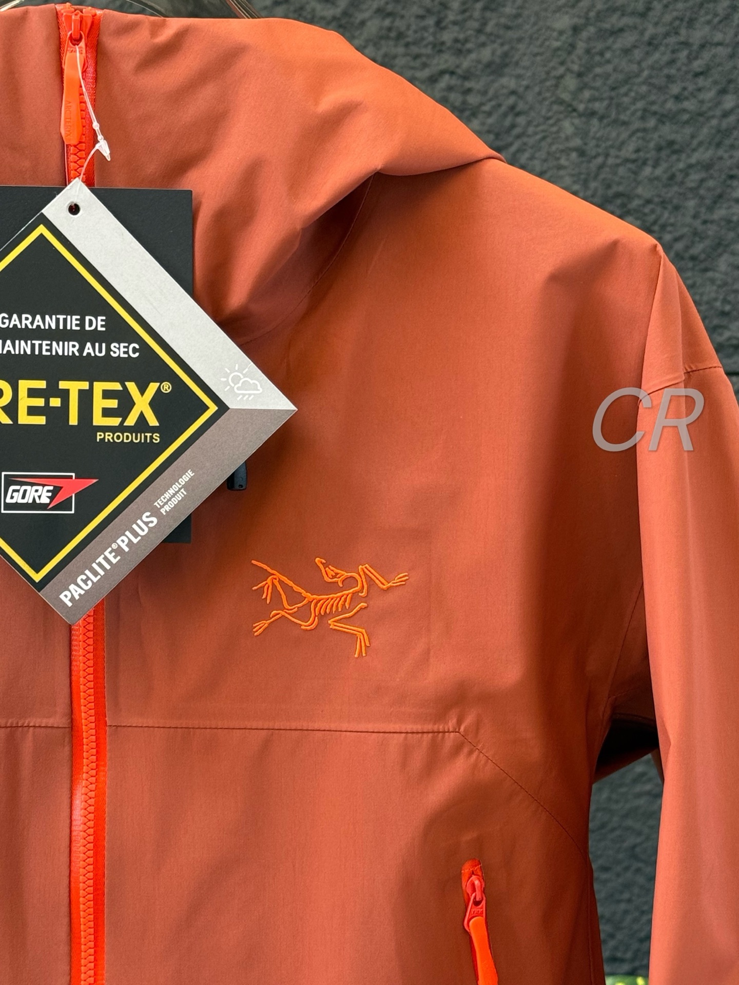 💰320  顶级版本 区别市面通货 
新款Arcteryx始祖鸟 Beta系列 SL GORE-TEX 硬壳刺绣连帽防水防风透气冲锋衣 鸟家25SS 最新款SL冲锋衣 和LT一样轻量适合城市通勤的新款户外冲锋衣上线，防风防水，全溢胶工艺，比基础宽LT更加复杂-Yb四次压胶工艺 整衣3D立体仿生学设计衣长臂弯， Tri-Durance防水防雨面料 ，整衣、腋下YKK双向拉链，五金全部开模定制，吊牌书说明解析 ，多联水洗。
-这款SL 夹克设计简洁而通用，可提供高山环境所需的性能，轻薄而耐磨适合多种活动穿着。
• 可调节性：部分款式可能配备可调节的袖口、下摆和帽子等，以适应不同的天气条件和个人需求。

• 防风防水：采用先进的面料技术，如 GORE-TEX 等，确保冲锋衣具有良好的防风和防水性能，保护身体免受风雨的侵袭。

• 透气性能：通过合理的面料选择和设计，保证冲锋衣具有良好的透气性能，让身体在活动中保持干爽舒适。
这些版型设计特点使得始祖鸟冲锋衣 Beta Light Weight 适合多种户外活动，如徒步、登山、露营等，同时也能在日常生活中提供一定的保护和舒适性
颜色：云衫红 星际紫 层云蓝 伊甸绿
尺码：S-XXL（下单可报身高体重）

S 衣长 74 胸围 112 肩宽49袖长77
M 衣长 76 胸围116 肩宽50袖长79
L  衣长78 胸围120 肩宽51 袖长81
XL衣长80胸围124  肩宽52 袖长83
XXL 衣长82胸围128 肩宽53袖长85
尺码   推荐身高     推荐体重
S       160-170         100-120
M      165-175         120-140
L        170-180        140-160
XL     175-185        160-180
XXL   180-190        180-200