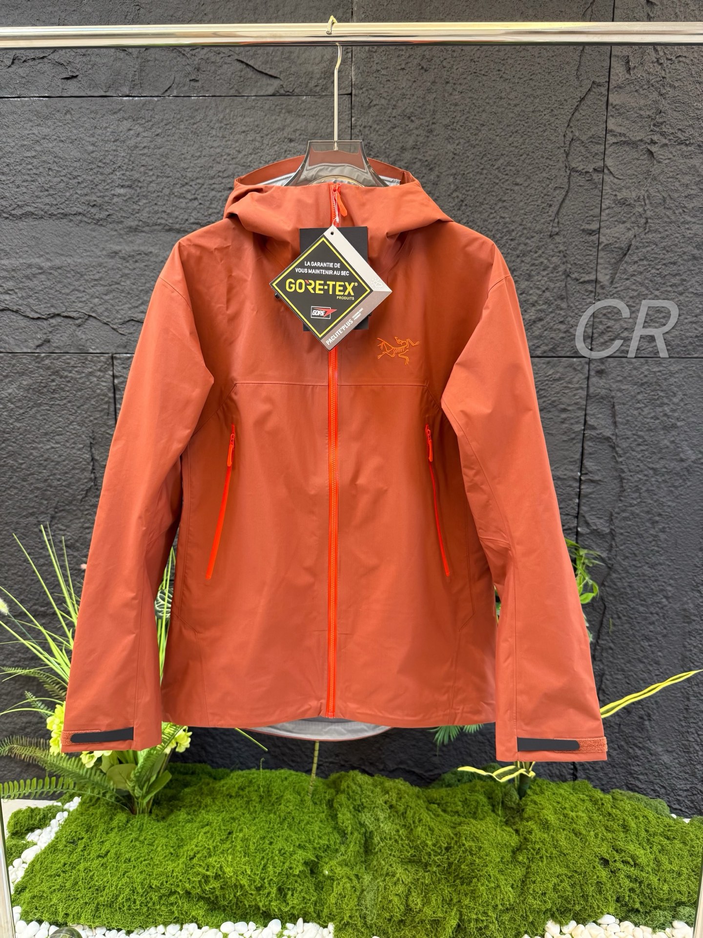 💰320  顶级版本 区别市面通货 
新款Arcteryx始祖鸟 Beta系列 SL GORE-TEX 硬壳刺绣连帽防水防风透气冲锋衣 鸟家25SS 最新款SL冲锋衣 和LT一样轻量适合城市通勤的新款户外冲锋衣上线，防风防水，全溢胶工艺，比基础宽LT更加复杂-Yb四次压胶工艺 整衣3D立体仿生学设计衣长臂弯， Tri-Durance防水防雨面料 ，整衣、腋下YKK双向拉链，五金全部开模定制，吊牌书说明解析 ，多联水洗。
-这款SL 夹克设计简洁而通用，可提供高山环境所需的性能，轻薄而耐磨适合多种活动穿着。
• 可调节性：部分款式可能配备可调节的袖口、下摆和帽子等，以适应不同的天气条件和个人需求。

• 防风防水：采用先进的面料技术，如 GORE-TEX 等，确保冲锋衣具有良好的防风和防水性能，保护身体免受风雨的侵袭。

• 透气性能：通过合理的面料选择和设计，保证冲锋衣具有良好的透气性能，让身体在活动中保持干爽舒适。
这些版型设计特点使得始祖鸟冲锋衣 Beta Light Weight 适合多种户外活动，如徒步、登山、露营等，同时也能在日常生活中提供一定的保护和舒适性
颜色：云衫红 星际紫 层云蓝 伊甸绿
尺码：S-XXL（下单可报身高体重）

S 衣长 74 胸围 112 肩宽49袖长77
M 衣长 76 胸围116 肩宽50袖长79
L  衣长78 胸围120 肩宽51 袖长81
XL衣长80胸围124  肩宽52 袖长83
XXL 衣长82胸围128 肩宽53袖长85
尺码   推荐身高     推荐体重
S       160-170         100-120
M      165-175         120-140
L        170-180        140-160
XL     175-185        160-180
XXL   180-190        180-200