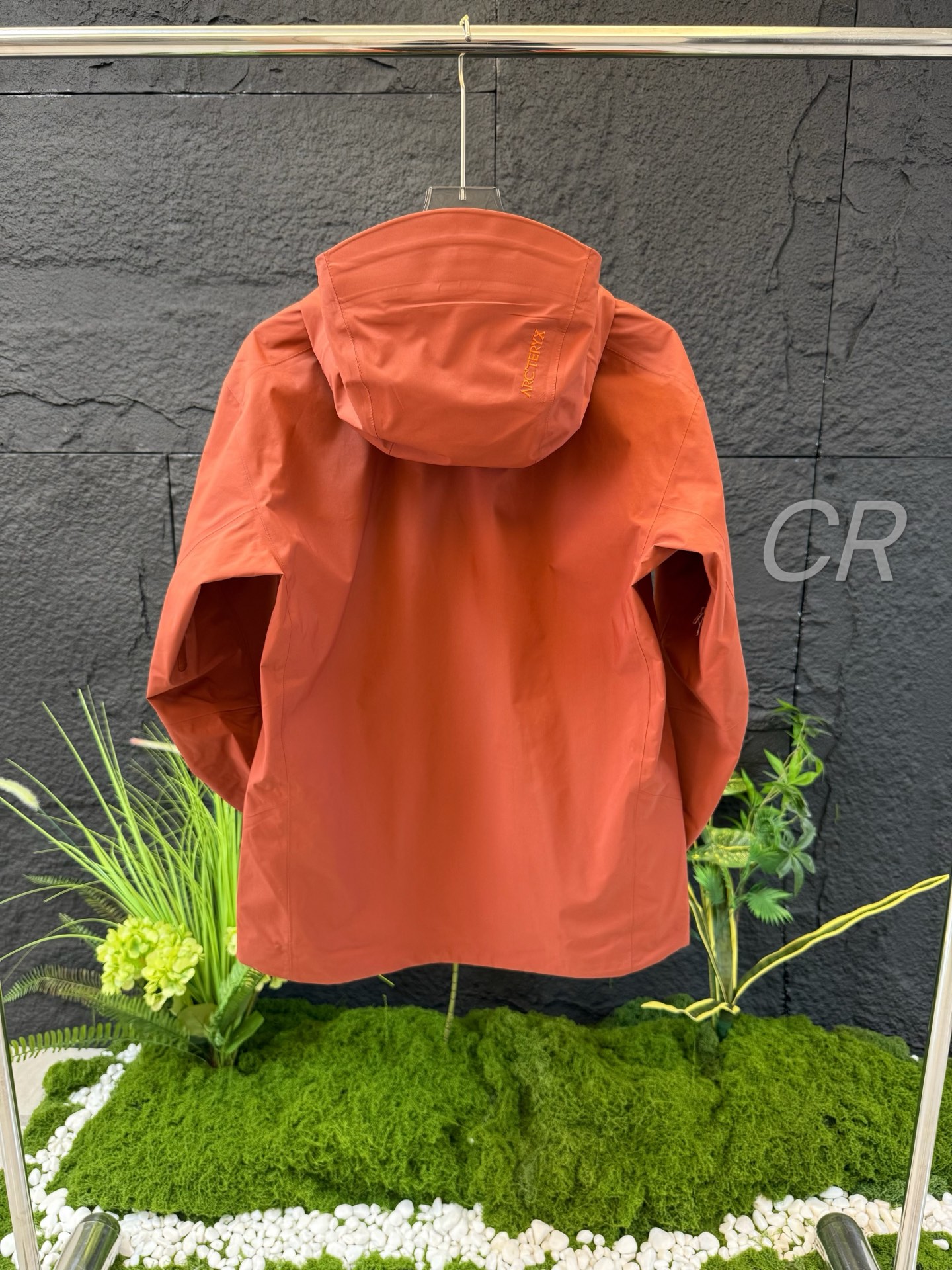 💰320  顶级版本 区别市面通货 
新款Arcteryx始祖鸟 Beta系列 SL GORE-TEX 硬壳刺绣连帽防水防风透气冲锋衣 鸟家25SS 最新款SL冲锋衣 和LT一样轻量适合城市通勤的新款户外冲锋衣上线，防风防水，全溢胶工艺，比基础宽LT更加复杂-Yb四次压胶工艺 整衣3D立体仿生学设计衣长臂弯， Tri-Durance防水防雨面料 ，整衣、腋下YKK双向拉链，五金全部开模定制，吊牌书说明解析 ，多联水洗。
-这款SL 夹克设计简洁而通用，可提供高山环境所需的性能，轻薄而耐磨适合多种活动穿着。
• 可调节性：部分款式可能配备可调节的袖口、下摆和帽子等，以适应不同的天气条件和个人需求。

• 防风防水：采用先进的面料技术，如 GORE-TEX 等，确保冲锋衣具有良好的防风和防水性能，保护身体免受风雨的侵袭。

• 透气性能：通过合理的面料选择和设计，保证冲锋衣具有良好的透气性能，让身体在活动中保持干爽舒适。
这些版型设计特点使得始祖鸟冲锋衣 Beta Light Weight 适合多种户外活动，如徒步、登山、露营等，同时也能在日常生活中提供一定的保护和舒适性
颜色：云衫红 星际紫 层云蓝 伊甸绿
尺码：S-XXL（下单可报身高体重）

S 衣长 74 胸围 112 肩宽49袖长77
M 衣长 76 胸围116 肩宽50袖长79
L  衣长78 胸围120 肩宽51 袖长81
XL衣长80胸围124  肩宽52 袖长83
XXL 衣长82胸围128 肩宽53袖长85
尺码   推荐身高     推荐体重
S       160-170         100-120
M      165-175         120-140
L        170-180        140-160
XL     175-185        160-180
XXL   180-190        180-200