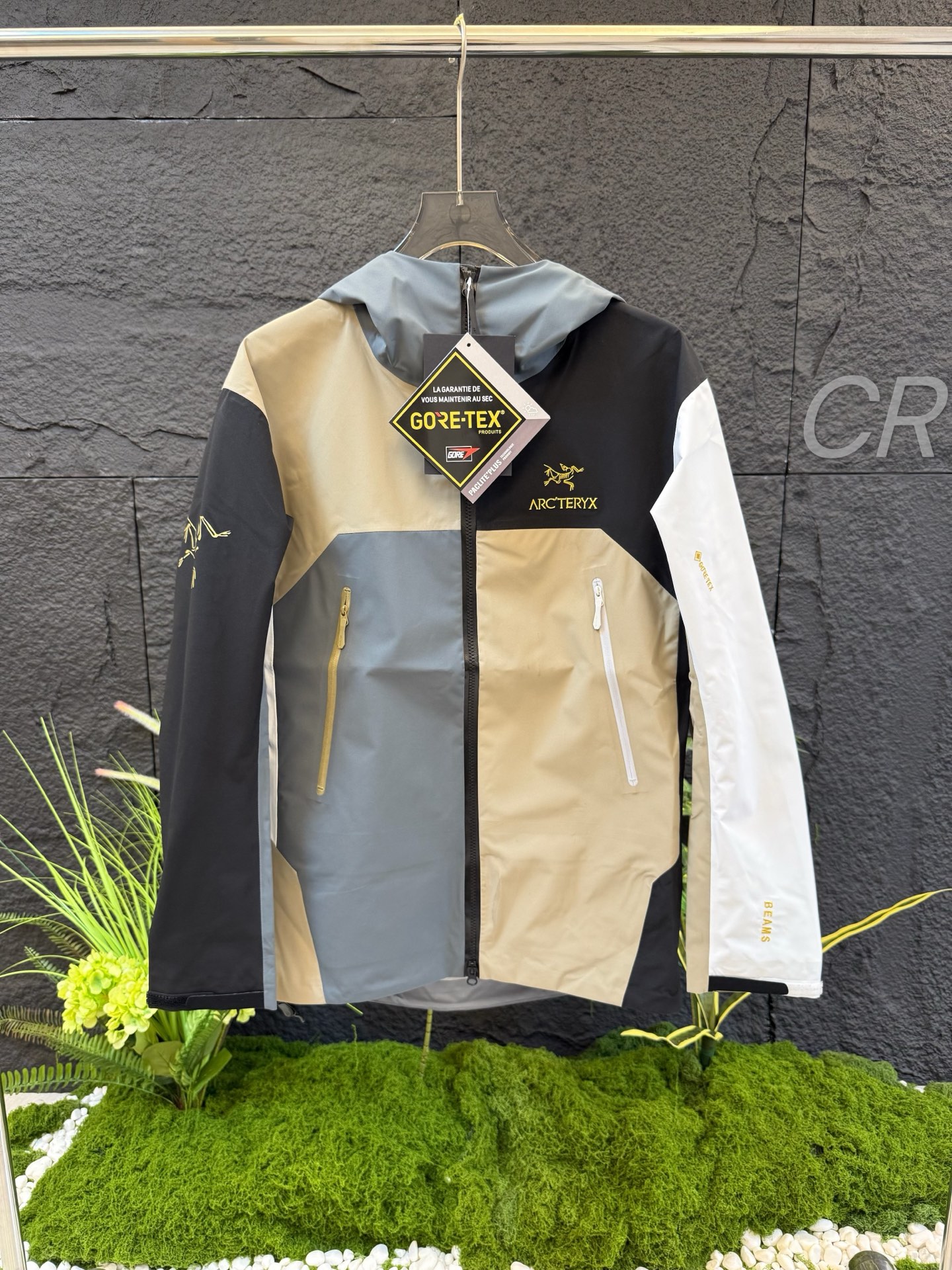 ARC‘TERYX 始祖鸟 x beams 联名限定拼接款 Beta LT系列 拼接色 •三层压胶面料最后的效果挺括轻薄 防水性能俱佳 多裁片对称立体位的拼接剪裁 论人体工学和专业化户外设计带来的最终穿着感 要拉开TNF竞品的一个身位; •始祖鸟的全身压胶 在拉链位置附了对比图 拉链侧压胶是完全没有外走线压线的 三道工序手工压胶才呈现和zp一致的效果 一个位置的工艺处理就需要十多分钟 很多人会提到的顶级版本内里压胶和拉链贴片 图片的效果最为直观 所以拍了很多细节; 功能性的冲锋衣以及裤子 都会在腋下裤腿这些部位设计拉链开口 就如21777的腿部拉链 为了你更方便快捷的排热拍湿 因为整体防污防水的性能 不能既要且要 既要它达到功能性又要它像纯棉质地一般吸汗 不然官网为何设计拉链 是不是一下就能想明白作用了; •胸口刺绣位置的反面压胶处理 整体防水 平和度和一致度是很多版本不会去特意拍的 zp的这个位置做的非常漂亮 精致程度一下拉高逼格 另外袖口的全压胶细节 肉眼就可分辨高下的东西就不多写了 走线的精细度直接看图 大帽围可调节 调节扣的位置和皮肤衣一致在帽后和领口内侧 气眼始祖鸟Logo钢印 有帽檐并且帽檐内内里软丝可调节角度 固定位下方是一段帽围橡筋 具有一体性 帽围很大 可以做到全挡风效果; •下摆维度同样可调节 衣领主标和领口最顶部的贴布都为仿尼的亲肤材料贴片 袖口魔术贴外侧则为麂皮 内侧高密刺毛 保证更好的耐用性以及粘性 魔术贴底座三层压线固定 压线距离等宽; - 每个细节的成本增加也提供了更好更舒适的穿着感受 - BETA:多用途服装适用于多种活动和环境. - LT : 轻量 高性能的简约设计,轻量而耐磨. - - - GORE-TEX:防水、防风、透气面料可提供多面防护 Ykk轻量化拉链套件 洗标位置按照原版在口袋内里 翻层位固定缝纫 对日常的口袋取物置物活动没有影响和不适 看到过直接单缝在内里边角位置的糟糕细节 这些外表轻易观察不到的地方往往最给穿着者带来幸福感! COLOR:拼接色 (下单可报身高体重) S 衣长 74 胸围 112 肩宽49袖长77 M 衣长 76 胸围116 肩宽50袖长79 L 衣长78 胸围120 肩宽51 袖长81 XL衣长80胸围124 肩宽52 袖长83 XXL 衣长82胸围128 肩宽53袖长85 推荐身高 推荐体重 S 160-170 100-120 M 165-175 120-140 L 170-180 140-160 XL 175-185 160-180 XXL 180-190 180-200