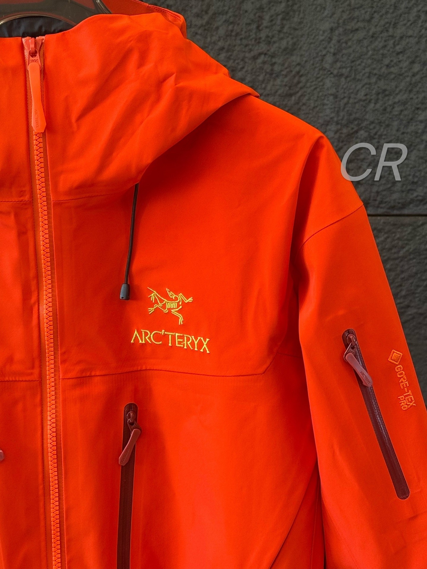 💰290顶级品质 ARC'TERYX 始祖鸟第六代SV Arcteryx Alpha SV GTX 硬壳冲锋衣 全身内里溢胶+搜救器
顶级的GORE-TEX面料,防水指数与透气指数在市场上我们家无人能比。都有提供测试视频。欢迎对比!
无论是倾盆大雨还是身体蒸腾出的水汽,都能轻松应对,保持干爽舒适。全衣无缝压胶工艺,缝线处严丝合缝,雨水根本无缝可入。
100D高强度尼龙面料覆面,耐磨指数爆表。在尖锐岩石、粗粝树枝的刮蹭下,它也能毫发无损,坚韧程度远超想象。
区别市面low货!!
- 拉链:外部拉链看起来坚固耐用,可能是YKK等知名品牌拉链,具有良好的顺滑度和可靠性,能够在恶劣环境下正常使用。
- 口袋:内侧有较大的口袋,方便存放手机、地图、手套等小物件,口袋上还有始祖鸟的标志,增强了品牌辨识度。外部可能也有多个口袋,满足户外出行时对物品分类存放的需求。
- 连帽设计:帽子部分看起来有一定的立体造型,可能具备良好的包裹性和视野范围,并且可能带有调节系统,可以根据实际需求调整帽子的松紧和位置,以适应不同的天气和活动场景。
- 下摆和袖口:下摆和袖口可能带有抽绳或魔术贴等调节装置,用于收紧衣物,防止冷风灌入,同时也能在一定程度上提升穿着的贴合度和舒适性。
适用场景
这款冲锋衣适合多种户外活动,如登山、徒步、滑雪等。其出色的防水透气性能和功能性设计,能够为穿着者在复杂多变的户外环境中提供可靠的保护和便利。无论是应对雨天的潮湿,还是寒冷天气的挑战,都能有不错的表现。
总体而言,始祖鸟冲锋衣以其高端的定位、优秀的品质和实用的功能,成为众多户外爱好者追求的理想装备。
颜色:黑金/黑银/幽雾绿/格拉德绿/皇朝红/象牙白/虎鲸
𝗦𝗶𝘇𝗲:𝗦 𝗠 𝗟 𝗫𝗟 𝗫𝗫𝗟 (见尺码图)