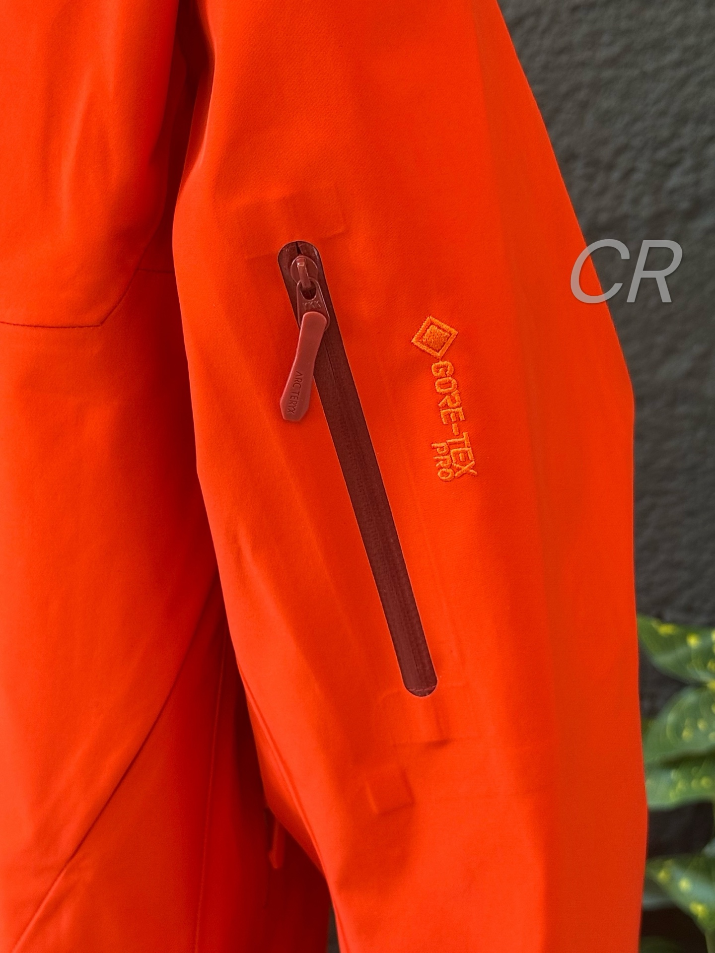 💰290顶级品质 ARC'TERYX 始祖鸟第六代SV Arcteryx Alpha SV GTX 硬壳冲锋衣 全身内里溢胶+搜救器
顶级的GORE-TEX面料,防水指数与透气指数在市场上我们家无人能比。都有提供测试视频。欢迎对比!
无论是倾盆大雨还是身体蒸腾出的水汽,都能轻松应对,保持干爽舒适。全衣无缝压胶工艺,缝线处严丝合缝,雨水根本无缝可入。
100D高强度尼龙面料覆面,耐磨指数爆表。在尖锐岩石、粗粝树枝的刮蹭下,它也能毫发无损,坚韧程度远超想象。
区别市面low货!!
- 拉链:外部拉链看起来坚固耐用,可能是YKK等知名品牌拉链,具有良好的顺滑度和可靠性,能够在恶劣环境下正常使用。
- 口袋:内侧有较大的口袋,方便存放手机、地图、手套等小物件,口袋上还有始祖鸟的标志,增强了品牌辨识度。外部可能也有多个口袋,满足户外出行时对物品分类存放的需求。
- 连帽设计:帽子部分看起来有一定的立体造型,可能具备良好的包裹性和视野范围,并且可能带有调节系统,可以根据实际需求调整帽子的松紧和位置,以适应不同的天气和活动场景。
- 下摆和袖口:下摆和袖口可能带有抽绳或魔术贴等调节装置,用于收紧衣物,防止冷风灌入,同时也能在一定程度上提升穿着的贴合度和舒适性。
适用场景
这款冲锋衣适合多种户外活动,如登山、徒步、滑雪等。其出色的防水透气性能和功能性设计,能够为穿着者在复杂多变的户外环境中提供可靠的保护和便利。无论是应对雨天的潮湿,还是寒冷天气的挑战,都能有不错的表现。
总体而言,始祖鸟冲锋衣以其高端的定位、优秀的品质和实用的功能,成为众多户外爱好者追求的理想装备。
颜色:黑金/黑银/幽雾绿/格拉德绿/皇朝红/象牙白/虎鲸
𝗦𝗶𝘇𝗲:𝗦 𝗠 𝗟 𝗫𝗟 𝗫𝗫𝗟 (见尺码图)