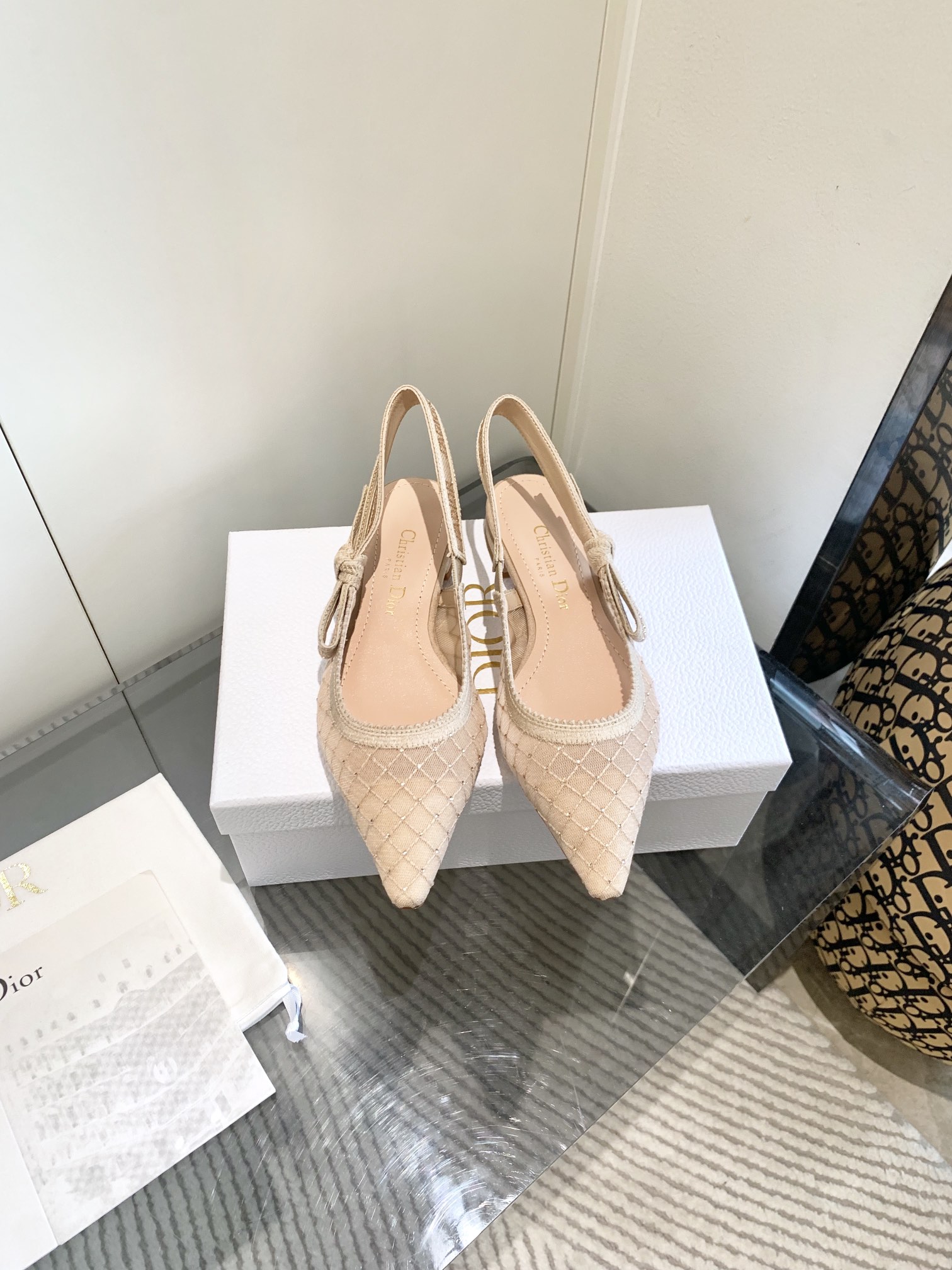 NO:262534,J'ADIOR webbing women's shoes Dior Spring and summer show new crystal shoes bling...bling... CD star same rhinestone bow square letter logo embroidered high heel sandals top high-end version on the market, exclusive first release Material: original customized mesh embroidery fabric embellished Australian rhinestones   water dyed sheepskin footbeds   Italian genuine leather outsole Heel height: flat sole/6.5CM/9.5CM size33-44 (33.34.40.41.42.43.44 custom-made non-return and exchange), sandals, dior, dior, sandals, sheepskin, Leather soles19860909J'ADIOR织带女鞋 Dior 迪奥 春夏走秀新款水晶鞋 bling...bling... CD明星同款水钻蝴蝶结方头字母logo刺绣高跟凉鞋 市面顶级高端版本 独家首发 材质:原版定制网面刺绣面料点缀澳洲水钻 水染羊皮垫脚 意大利真皮大底 跟高:平底/6.5CM/9.5CM size33-44(33.34.40.41.42.43.44定做不退换),凉鞋,dior,dior,sandals,sheepskin,Leather soles,Women's Shoes