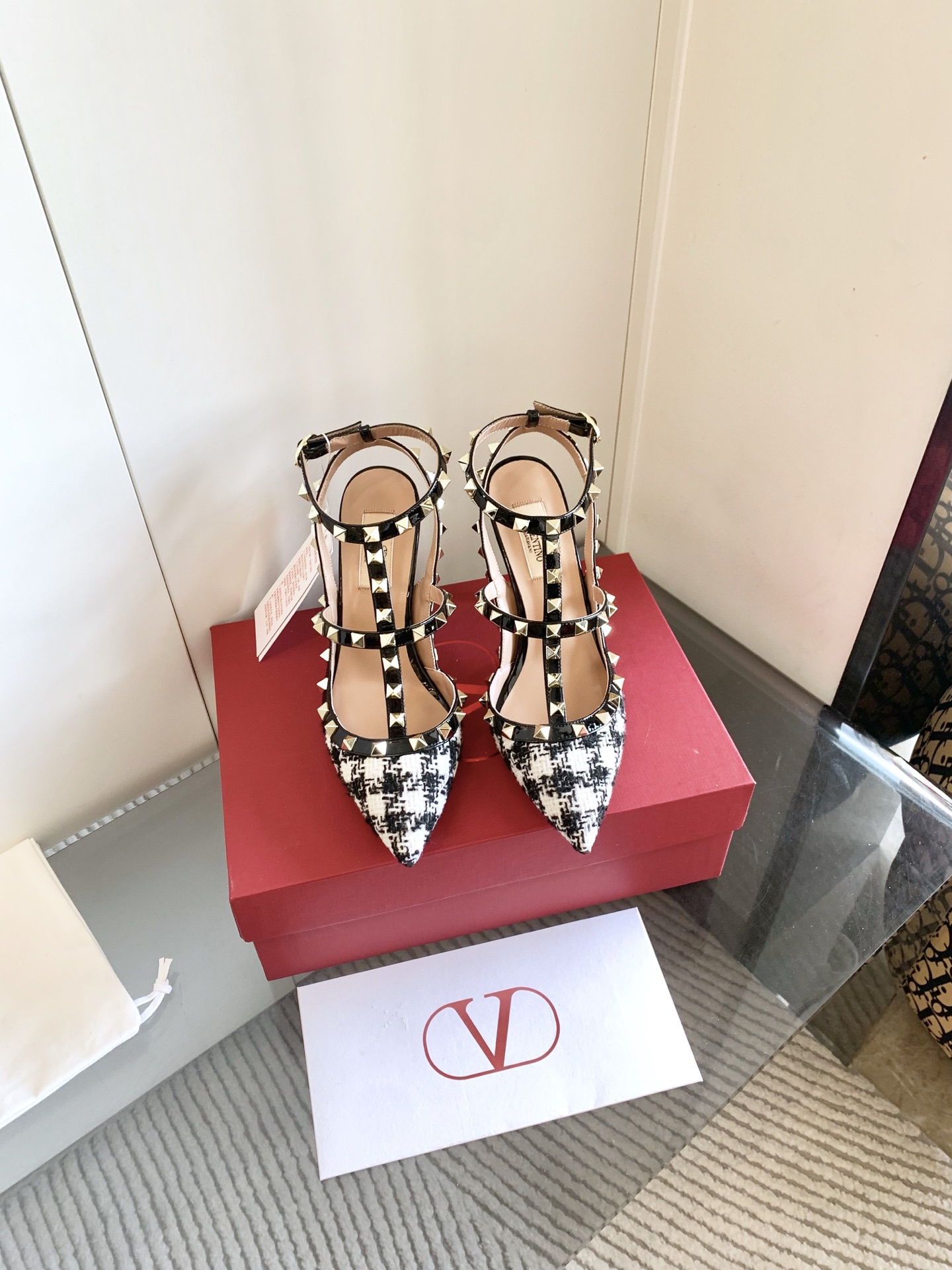 NO:262542,, VT rivet pointed sandals new color phoenix tail flower lace series, a series of original versions purchased in the counter, top replica, original mold opening exclusive color mix, original method CNC roller line, line pinhole is more perfect, outsole, latest color matching logo letters imported Italian leather sole, perfect size number 35-39 Custom made 34.40.41.42 Original packaging matching Heel height 6.5cm three-ring strap. 10cm two-ring strap. Long-term stock, sandals, sandals19860909、 VT铆钉尖头凉鞋新色凤尾花蕾丝格系列 专柜一系列原版购入 顶级复刻 原版开模独家颜色调配,原版做法数控罗拉车线,线条针孔更完美 大底 面最新配色logo字母的进口意大利真皮底 定型完美 码数35-39 定做34.40.41.42 原版包装配套 跟高6.5cm三环带子.10cm两环带子. 长期有货,凉鞋,sandals,Women's Shoes