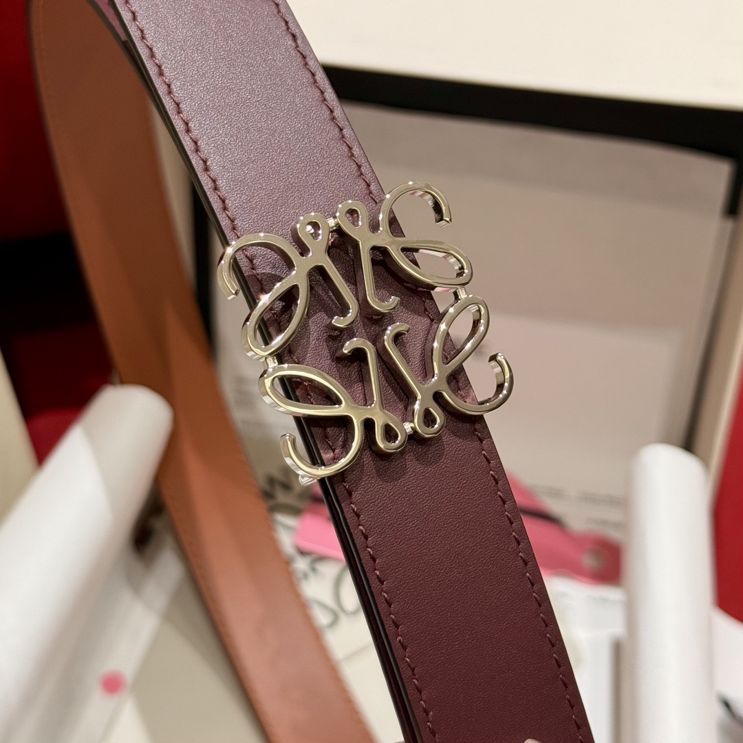 ￼新款女士腰带EWE 意威经典LOGO腰带实用性很强光滑小牛皮双面腰带，配有EWE Anagram搭扣腰