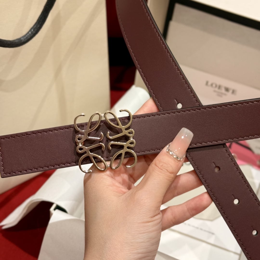 ￼新款女士腰带EWE 意威经典LOGO腰带实用性很强光滑小牛皮双面腰带，配有EWE Anagram搭扣腰