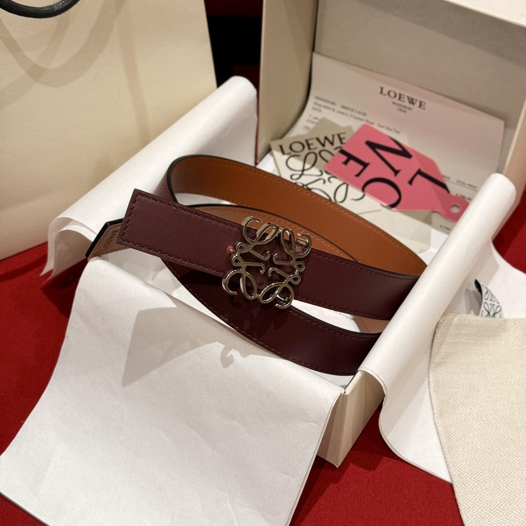 ￼新款女士腰带EWE 意威经典LOGO腰带实用性很强光滑小牛皮双面腰带，配有EWE Anagram搭扣腰
