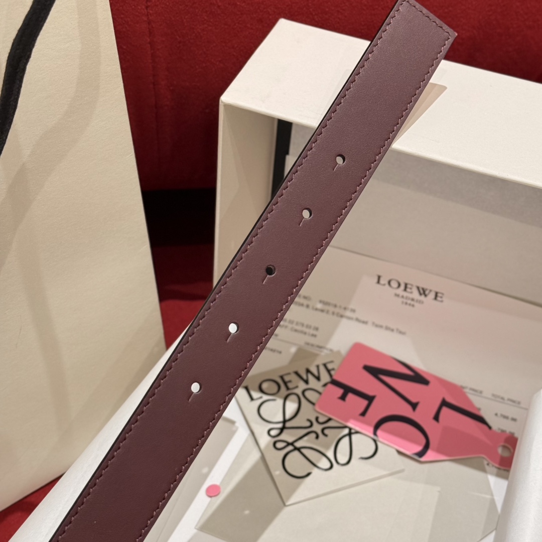 ￼新款女士腰带EWE 意威经典LOGO腰带实用性很强光滑小牛皮双面腰带，配有EWE Anagram搭扣腰