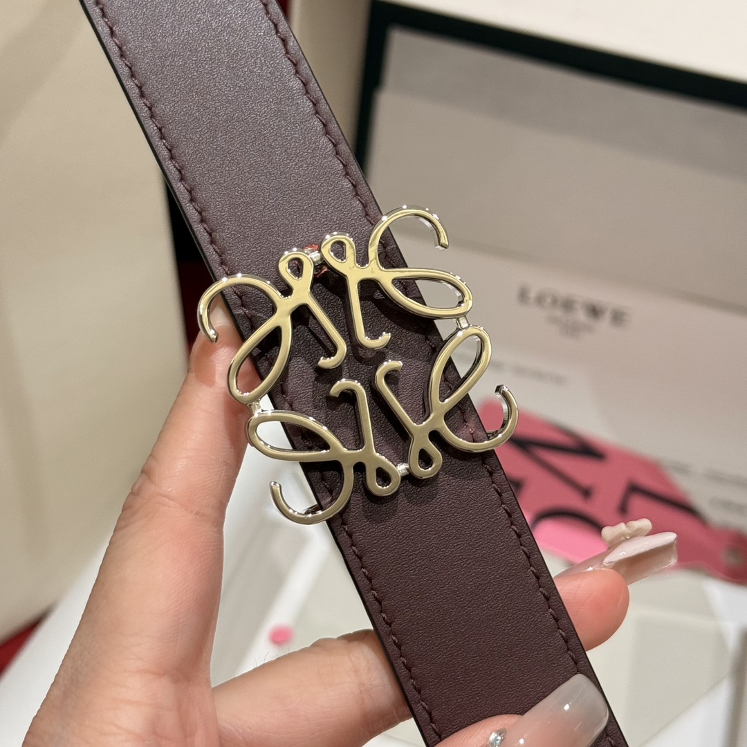 ￼新款女士腰带EWE 意威经典LOGO腰带实用性很强光滑小牛皮双面腰带，配有EWE Anagram搭扣腰