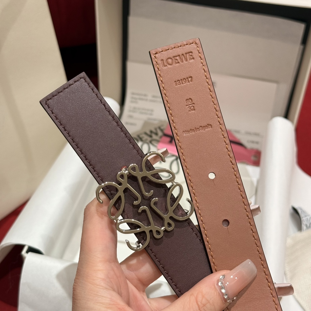 ￼新款女士腰带EWE 意威经典LOGO腰带实用性很强光滑小牛皮双面腰带，配有EWE Anagram搭扣腰