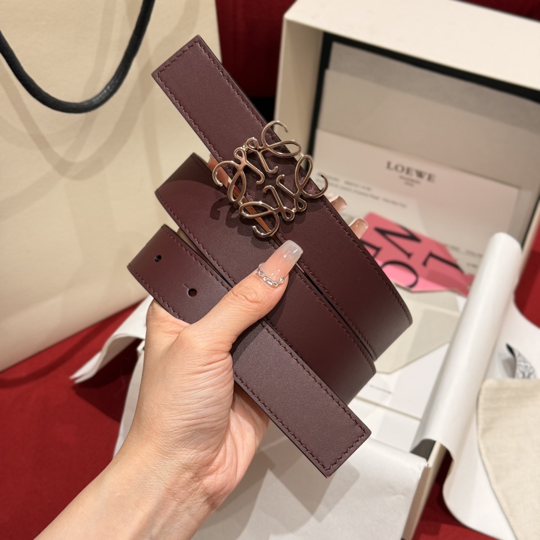 ￼新款女士腰带EWE 意威经典LOGO腰带实用性很强光滑小牛皮双面腰带，配有EWE Anagram搭扣腰