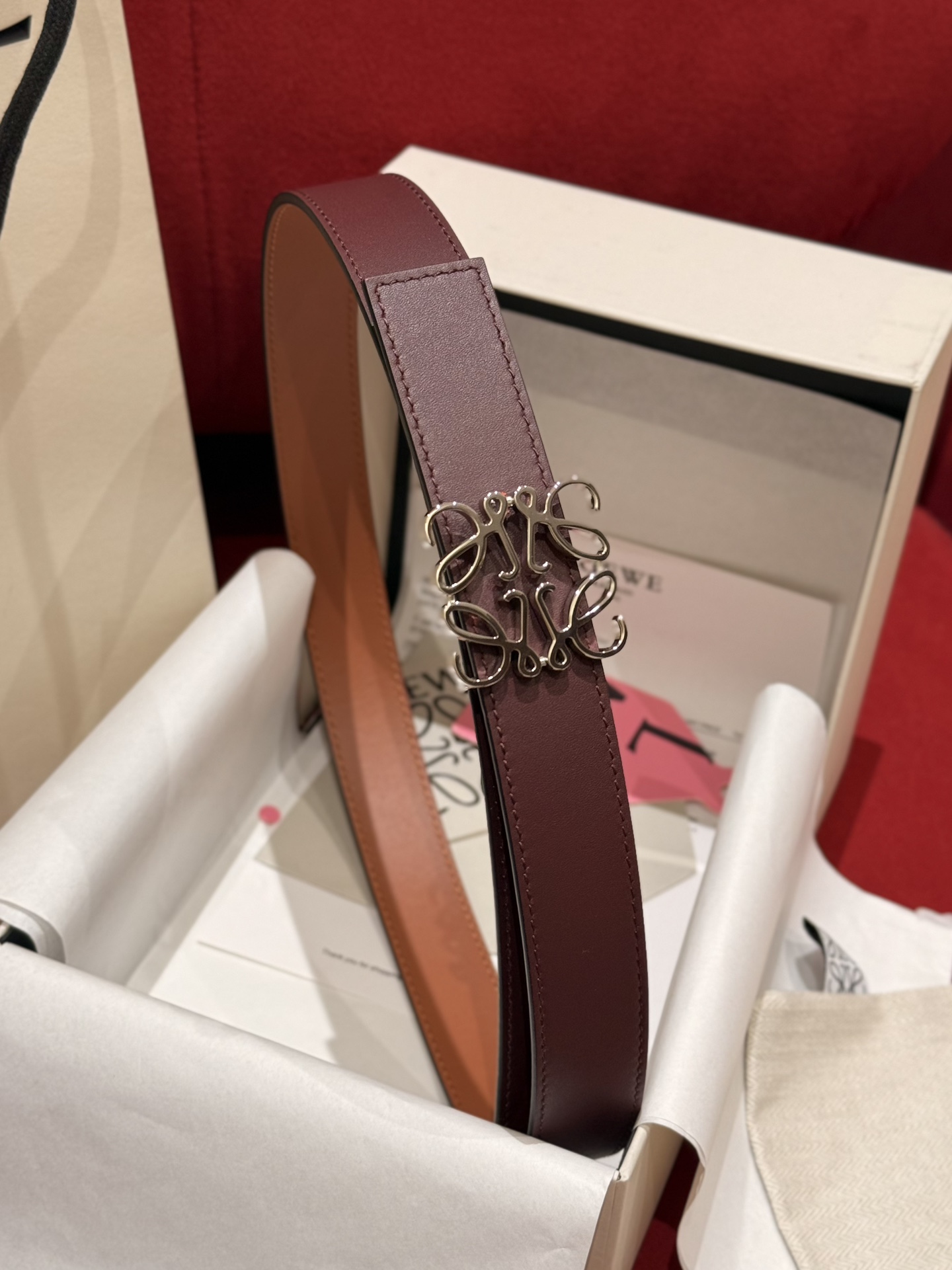 ￼新款女士腰带EWE 意威经典LOGO腰带实用性很强光滑小牛皮双面腰带，配有EWE Anagram搭扣腰