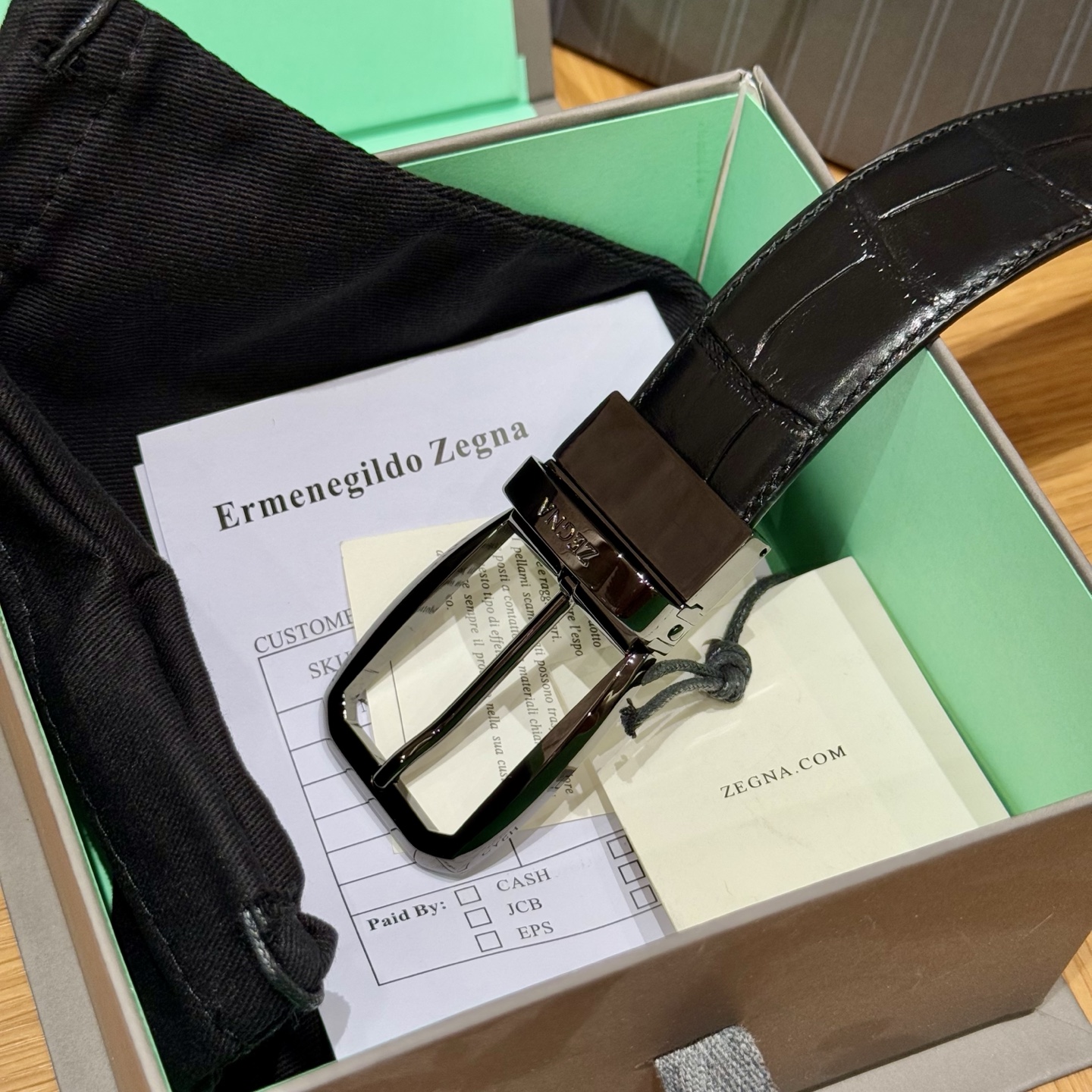 杰尼亚研发，双面头层牛皮，一面黑色，一面深棕色，可以双面使用，黑色旋转N字扣，商务休闲都很合适.
宽度3.5cm P170
