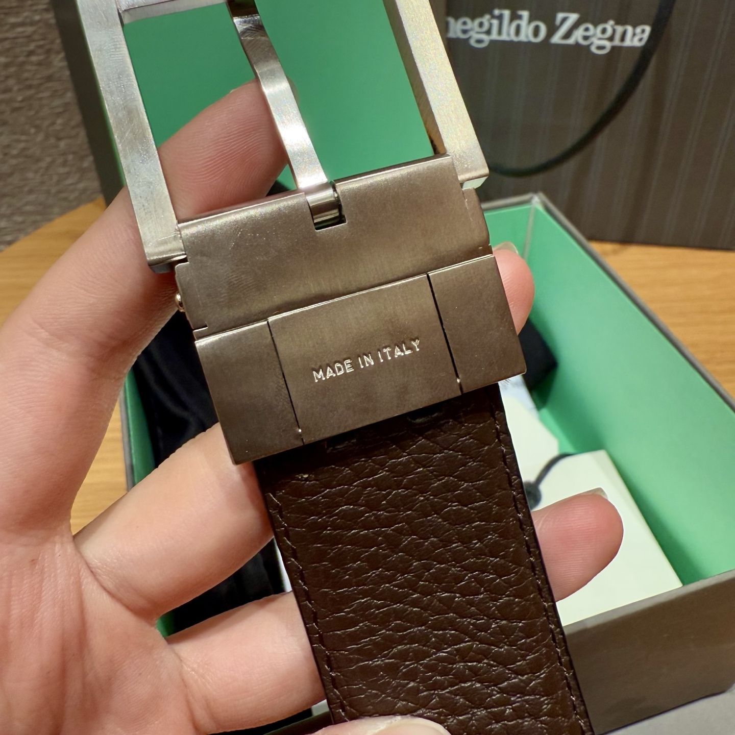 杰尼亚研发，双面头层牛皮，一面黑色，一面深棕色，可以双面使用，黑色旋转N字扣，商务休闲都很合适.
宽度3.5cm P170