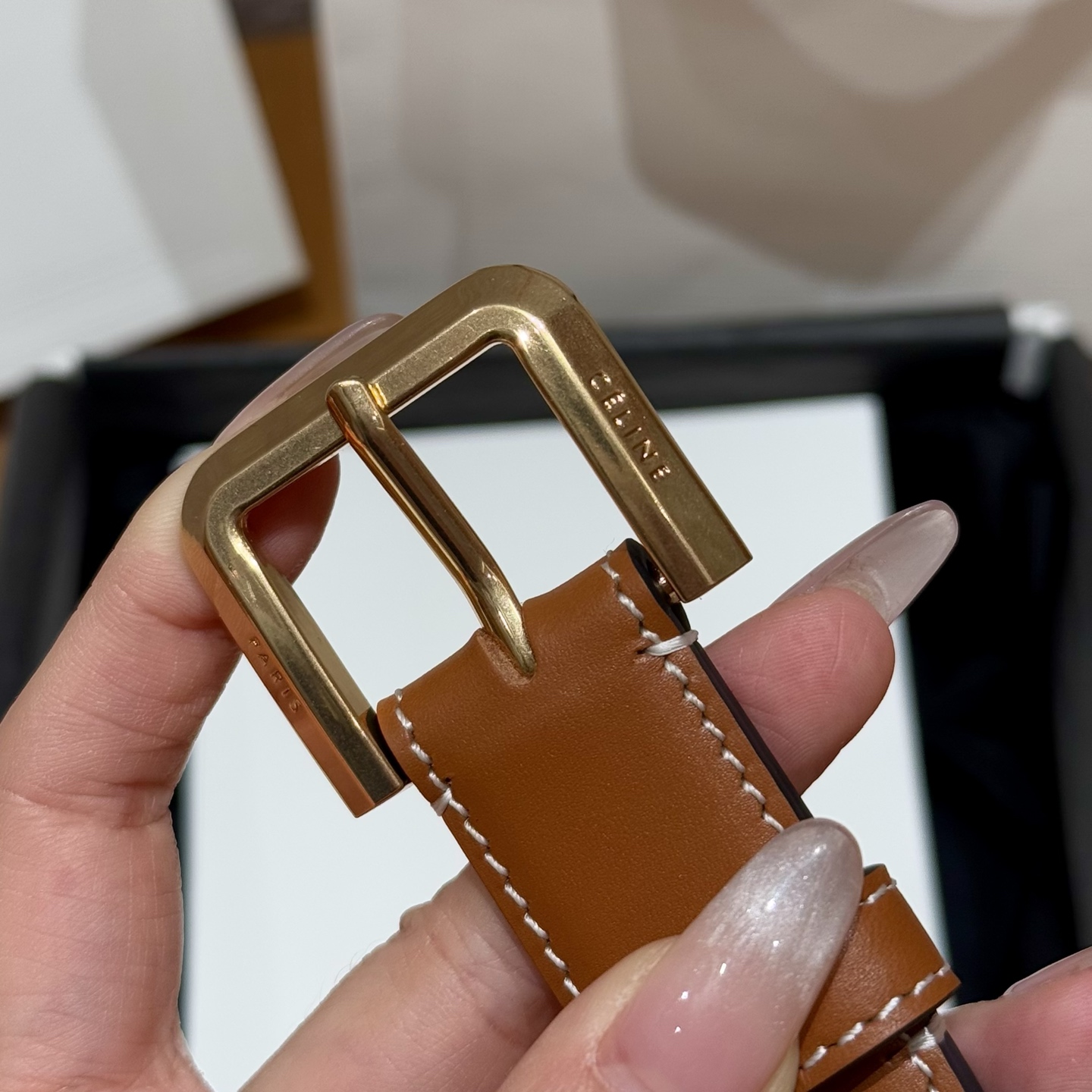 -凯旋门新款女士腰带
光滑的牛皮革，搭配金色针扣宽度2.5cm 非常有气质，出街百搭款.
宽度2.5cm
