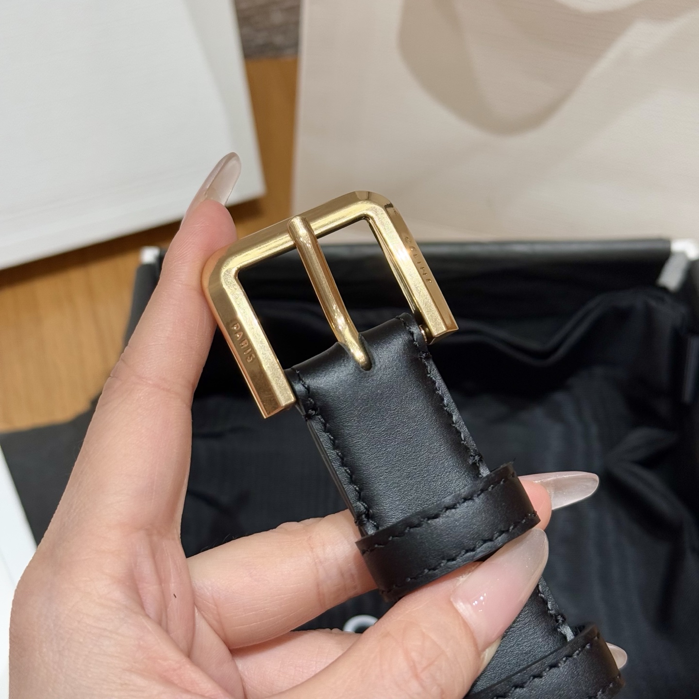 -凯旋门新款女士腰带
光滑的牛皮革，搭配金色针扣宽度2.5cm 非常有气质，出街百搭款.
宽度2.5cm