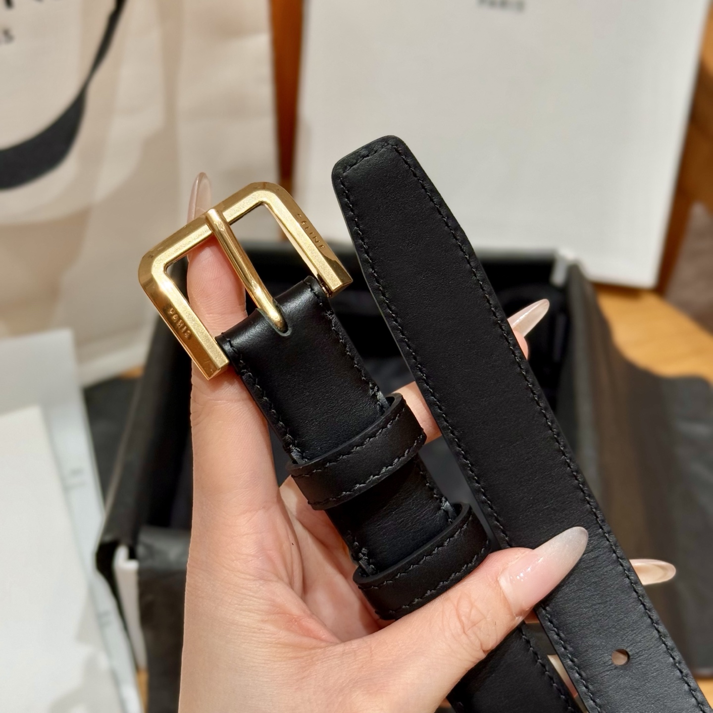 -凯旋门新款女士腰带
光滑的牛皮革，搭配金色针扣宽度2.5cm 非常有气质，出街百搭款.
宽度2.5cm