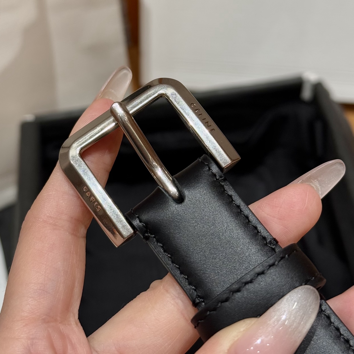 -凯旋门新款女士腰带
光滑的牛皮革，搭配金色针扣宽度2.5cm 非常有气质，出街百搭款.
宽度2.5cm