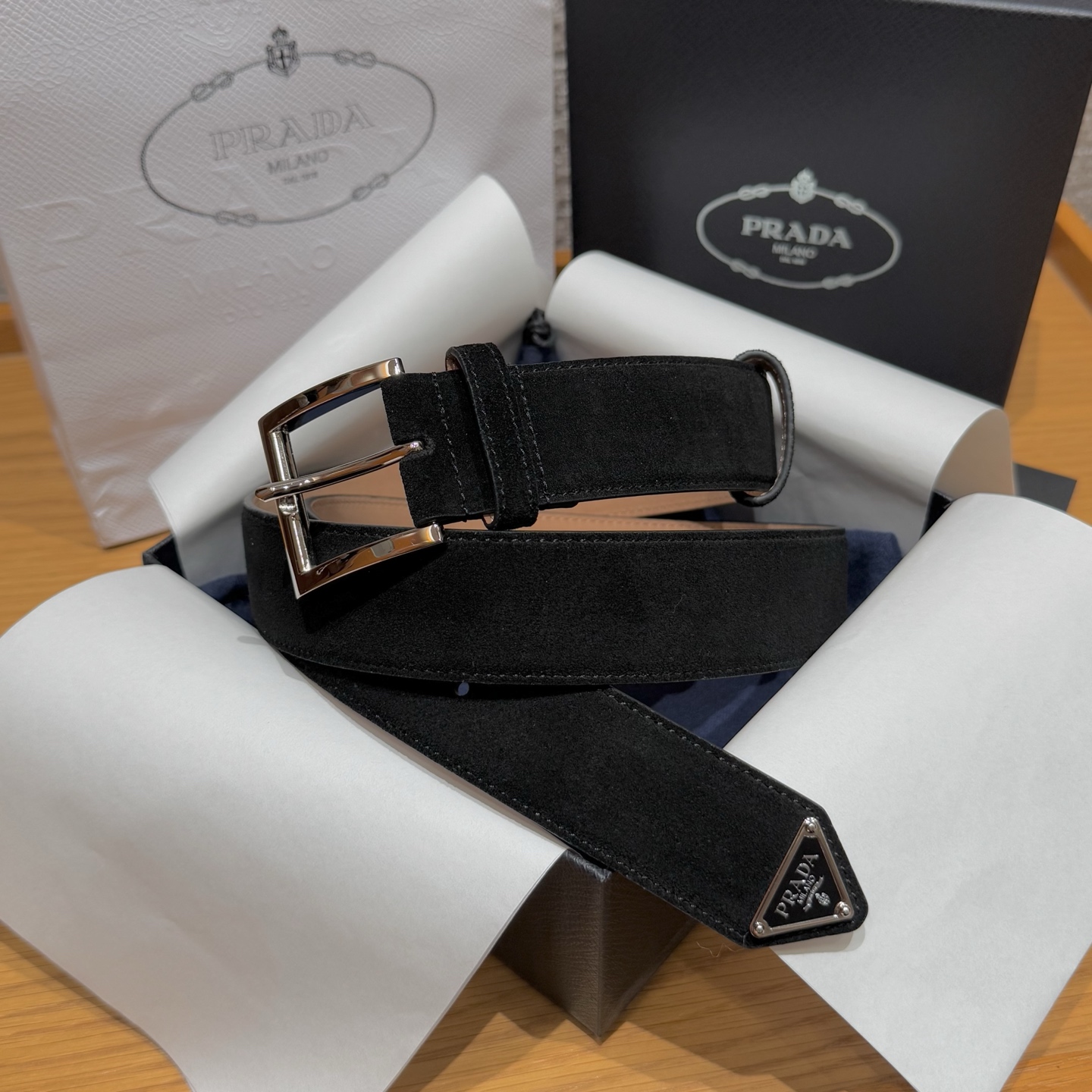 NO:336897,Prada Men's Suede Belt This suede leather belt is simple and exquisite in style, with eye-catching decoration on the ends and triangular metal logo. Width 3.5cm, belt, prada, cowhide, chamois leather19860909普拉达家男士麂皮腰带 这款绒面牛皮革腰带风格简约而不失精致,末端醒目装饰涂珐琅三角形金属徽标. 宽度3.5cm,皮带,prada,cowhide,chamois leather,Belt