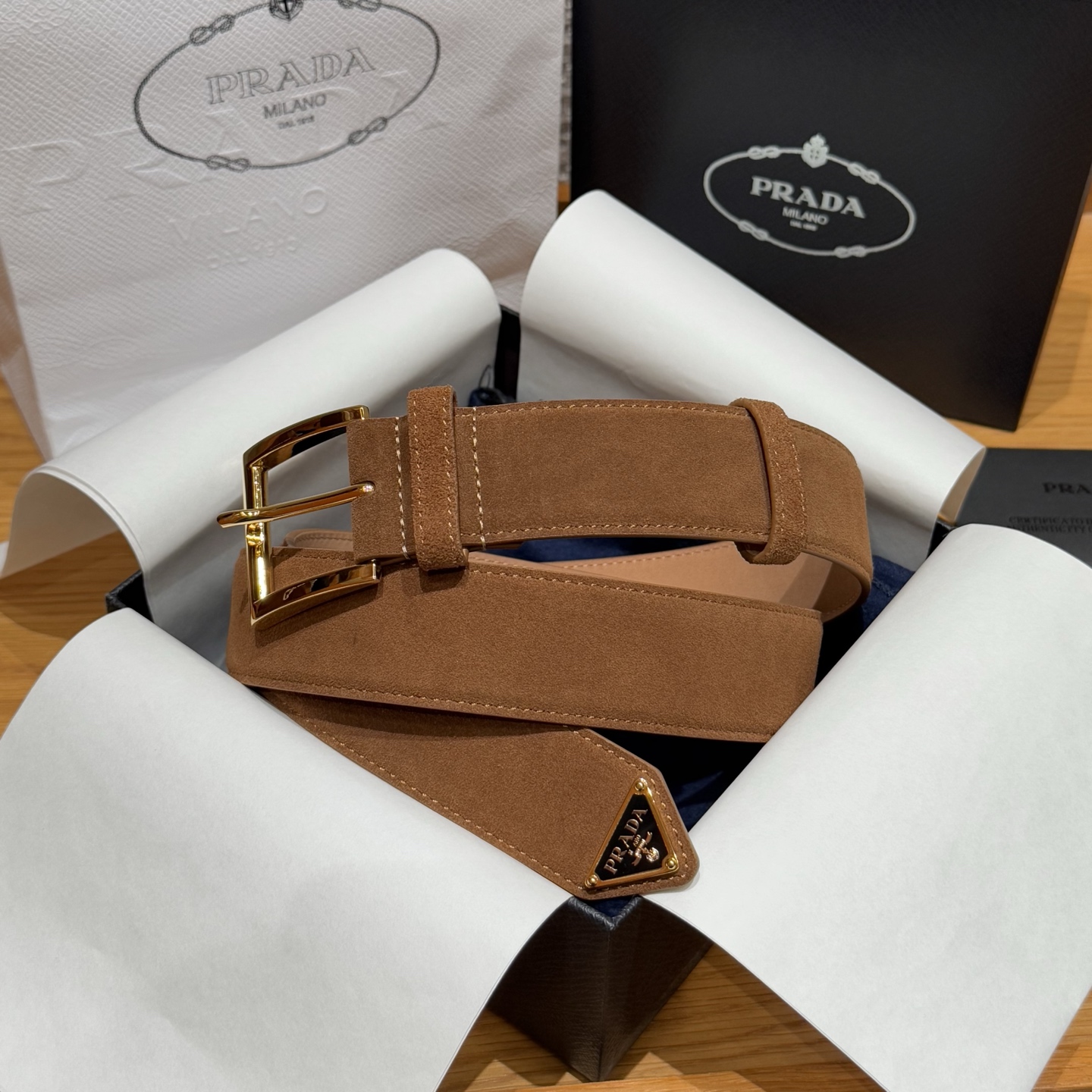 NO:336906,Home Suede Belt This suede leather belt is simple and exquisite in style, with eye-catching decoration on the ends and triangular metal logo. Width 3.5cm, belt, cowhide, chamois leather19860909家男士麂皮腰带 这款绒面牛皮革腰带风格简约而不失精致,末端醒目装饰涂珐琅三角形金属徽标. 宽度3.5cm,皮带,cowhide,chamois leather,Belt