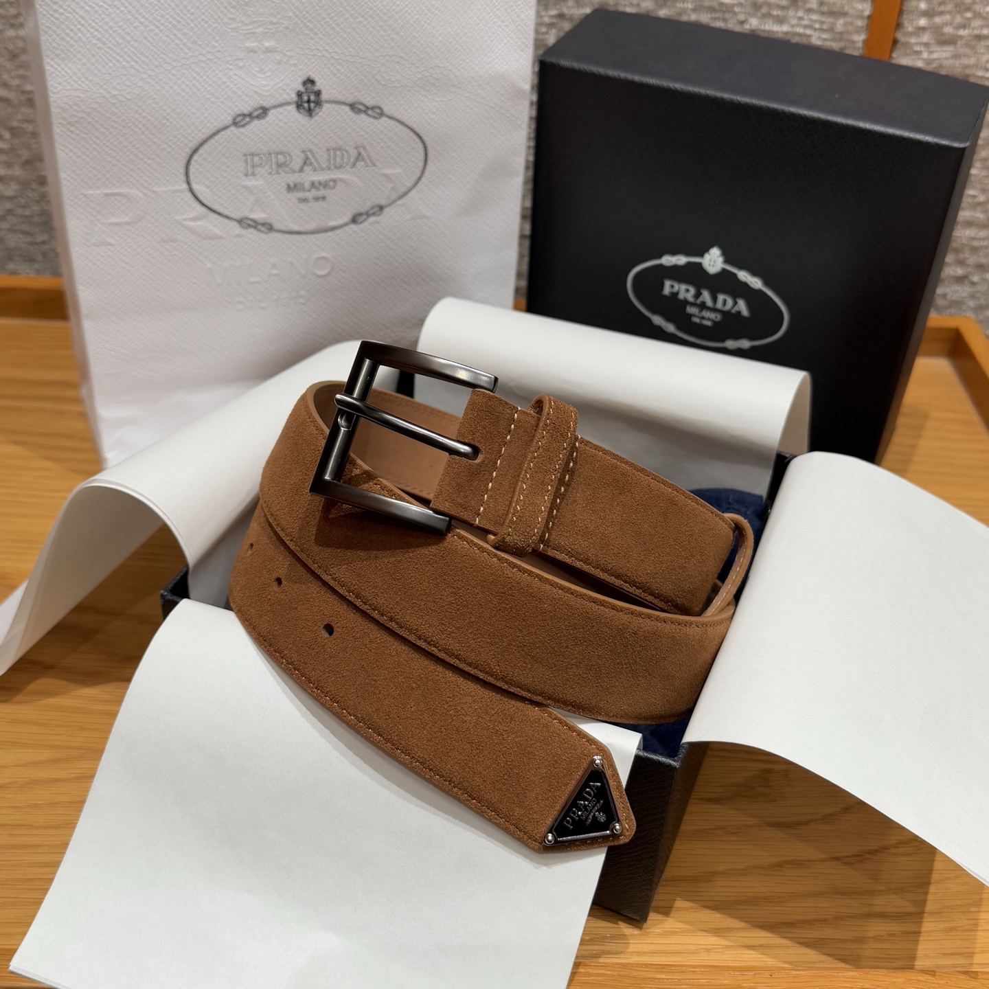 NO:336915,Prada Men's Suede Belt This suede leather belt is simple and exquisite in style, with eye-catching decoration on the ends and triangular metal logo. Width 3.5cm, belt, prada, cowhide, chamois leather19860909普拉达家男士麂皮腰带 这款绒面牛皮革腰带风格简约而不失精致,末端醒目装饰涂珐琅三角形金属徽标. 宽度3.5cm,皮带,prada,cowhide,chamois leather,Belt