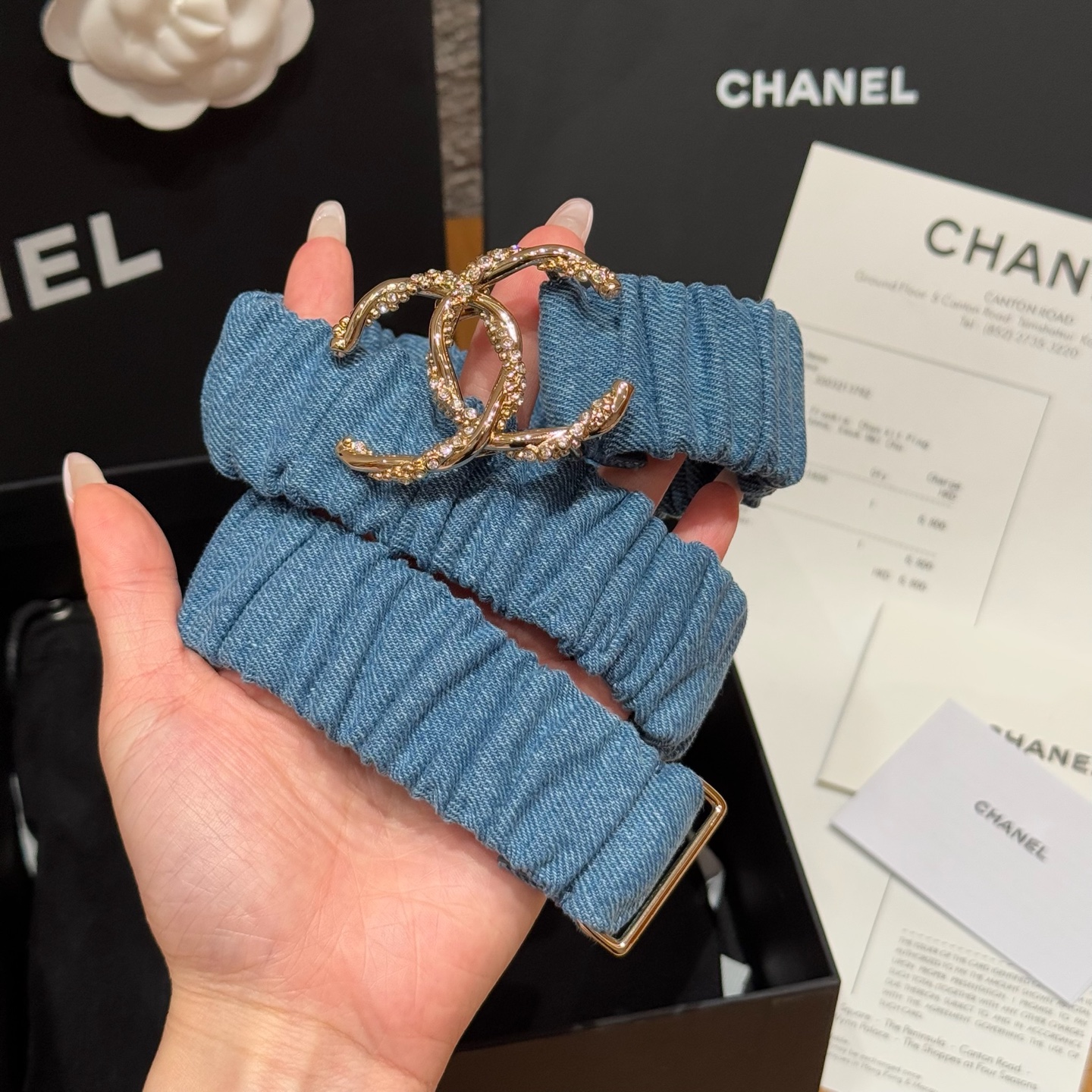 NO:336071,Xiaoxiangjia’s new belt. Soft denim fabric with a lazy and casual atmosphere. The wrinkled design adds a bit of agility and playfulness. It seems to be telling French romance. The iconic double C logo shines brightly, and the inlaid rhinestones are like stars and exquisite, instantly making the overall shape more advanced. Sizes S, M, L, belt, chanel19860909小香家新款腰带 柔软的牛仔面料,带着慵懒随性的气息,褶皱设计更是增添了几分灵动俏皮 仿佛在诉说着法式浪漫,标志性的双C logo闪耀夺目,镶嵌的水钻如同繁星点点精致感拉满,瞬间让整体造型高级起来. 尺寸S、M、L,皮带,chanel,Belt