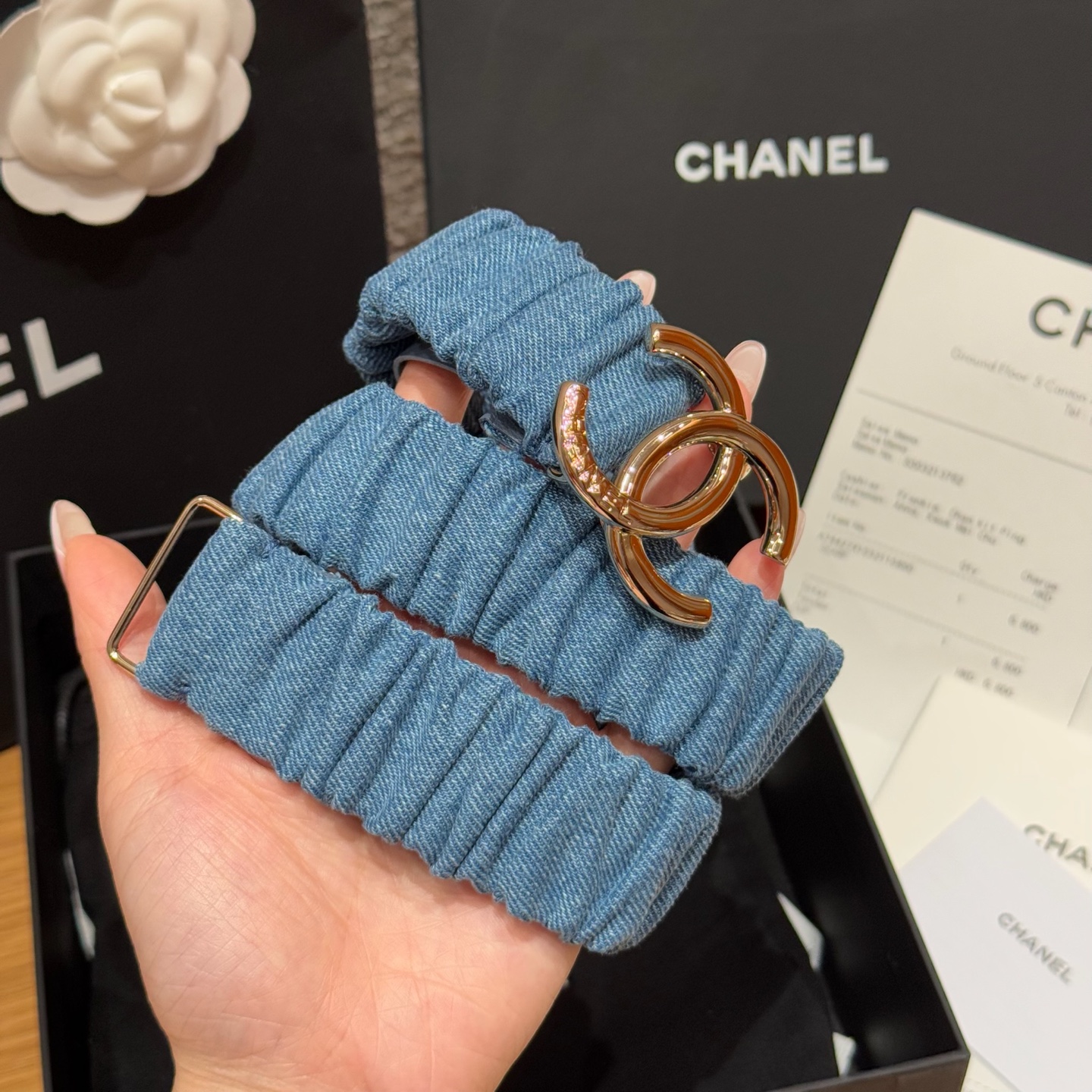 NO:336076,Xiaoxiangjia’s new belt. The soft denim fabric has a lazy and casual atmosphere. The wrinkled design adds a bit of agility and playfulness. It seems to be telling the French romance. The iconic double C logo shines brightly, and the inlaid rhinestones are like stars and exquisite, instantly making the overall shape more advanced. Sizes S, M, L, belt, chanel19860909小香家新款腰带 柔软的牛仔面料,带着慵懒随性的气息,褶皱设计更是增添了几分灵动俏皮 仿佛在诉说着法式浪漫,标志性的双C logo闪耀夺目,镶嵌的水钻如同繁星点点精致感拉满,瞬间让整体造型高级起来. 尺寸S、M、L,皮带,chanel,Belt