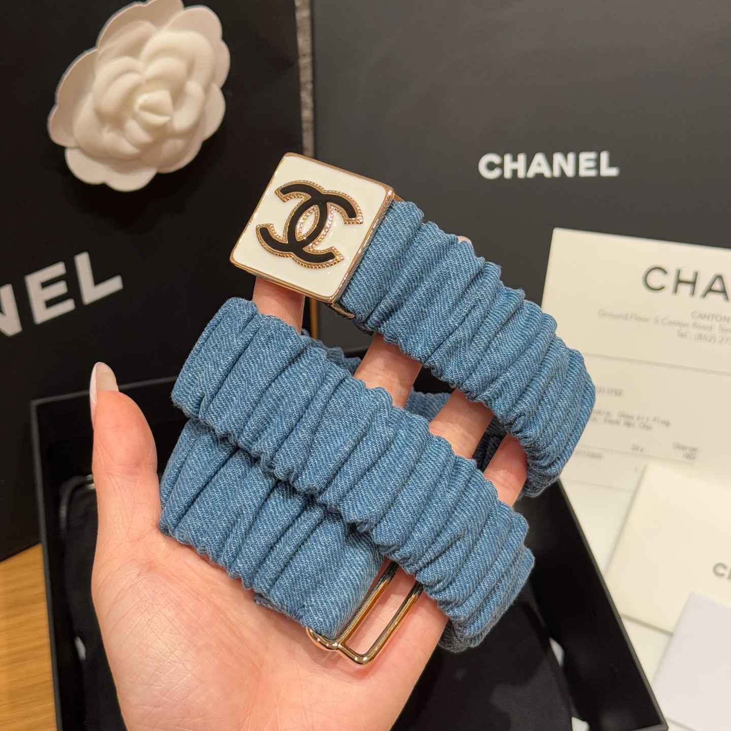 NO:336081,Xiaoxiangjia’s new belt. The soft denim fabric has a lazy and casual atmosphere. The wrinkled design adds a bit of agility and playfulness. It seems to be telling the French romance. The iconic double C logo shines brightly, and the inlaid rhinestones are like stars and exquisite, instantly making the overall shape more advanced. Sizes S, M, L, belt, chanel19860909小香家新款腰带 柔软的牛仔面料,带着慵懒随性的气息,褶皱设计更是增添了几分灵动俏皮 仿佛在诉说着法式浪漫,标志性的双C logo闪耀夺目,镶嵌的水钻如同繁星点点精致感拉满,瞬间让整体造型高级起来. 尺寸S、M、L,皮带,chanel,Belt