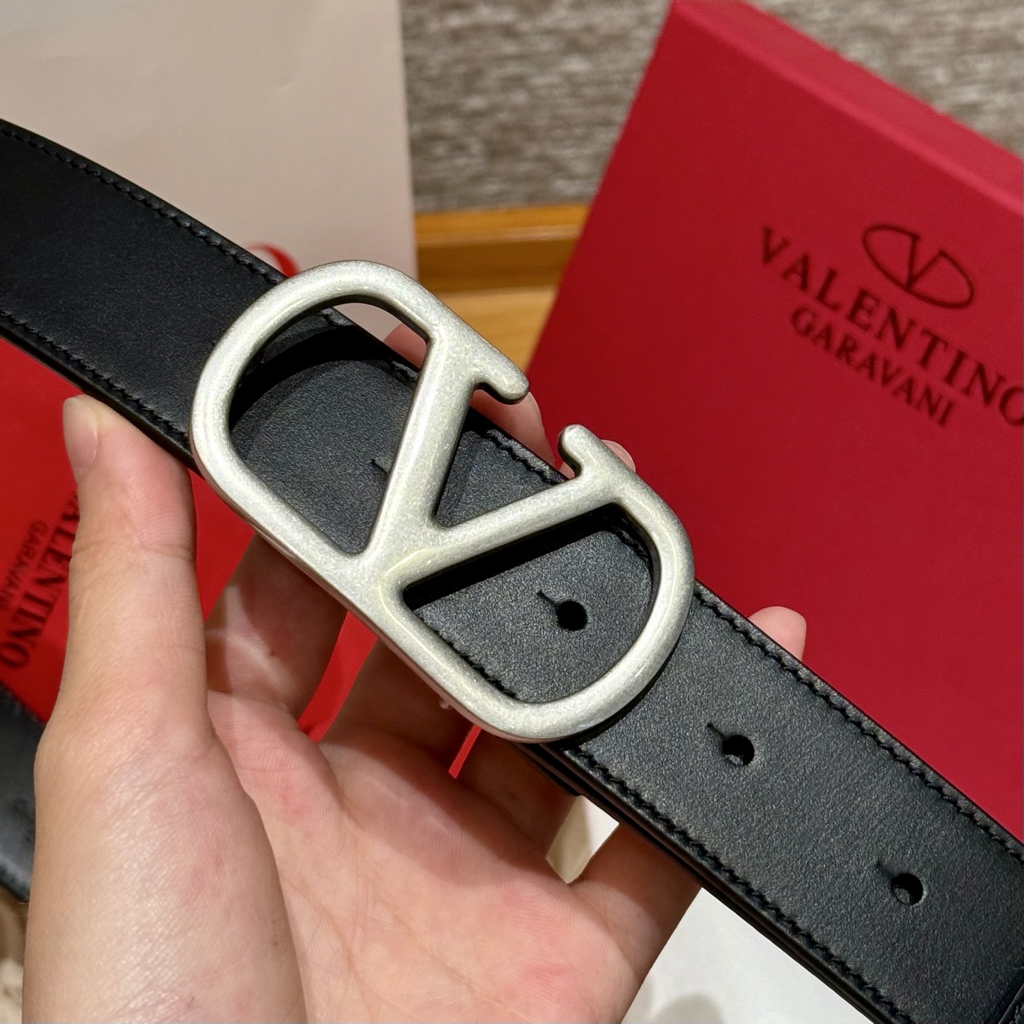 华伦家新款腰带 这款皮革腰饰有“VLOGO”VLOGO SIGNATURE 搭扣