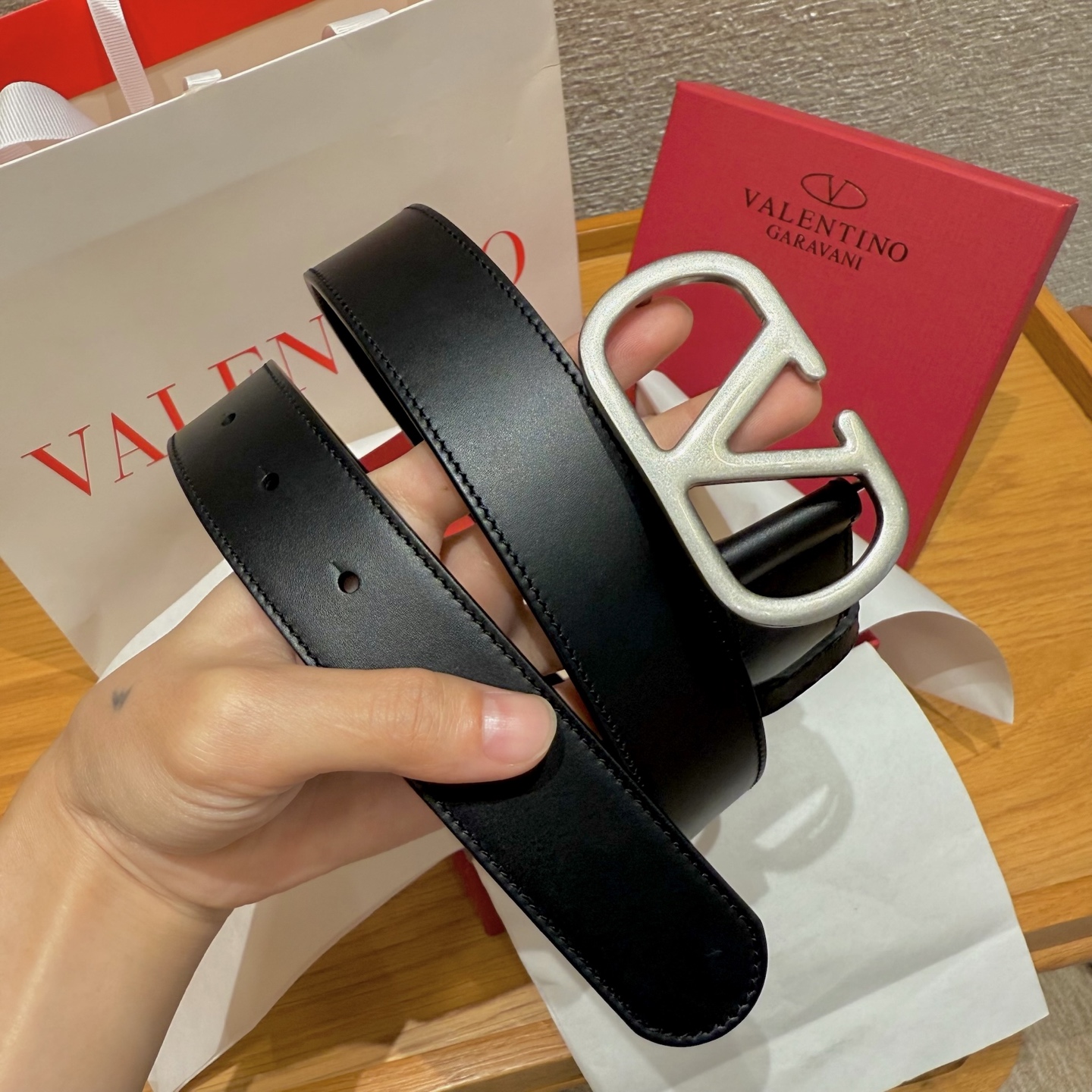 华伦家新款腰带 这款皮革腰饰有“VLOGO”VLOGO SIGNATURE 搭扣