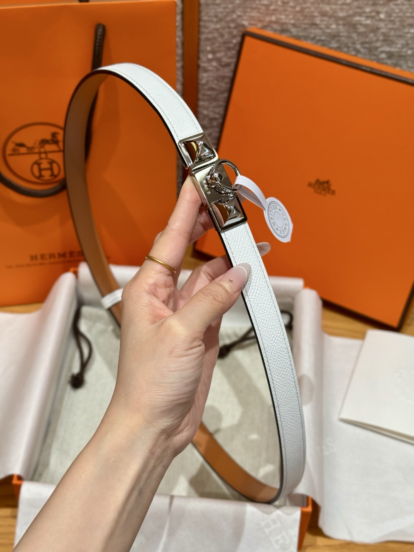 H家新款女款調節腰帶 - Epsom小牛皮とゴールドバックルの優雅なデザイン