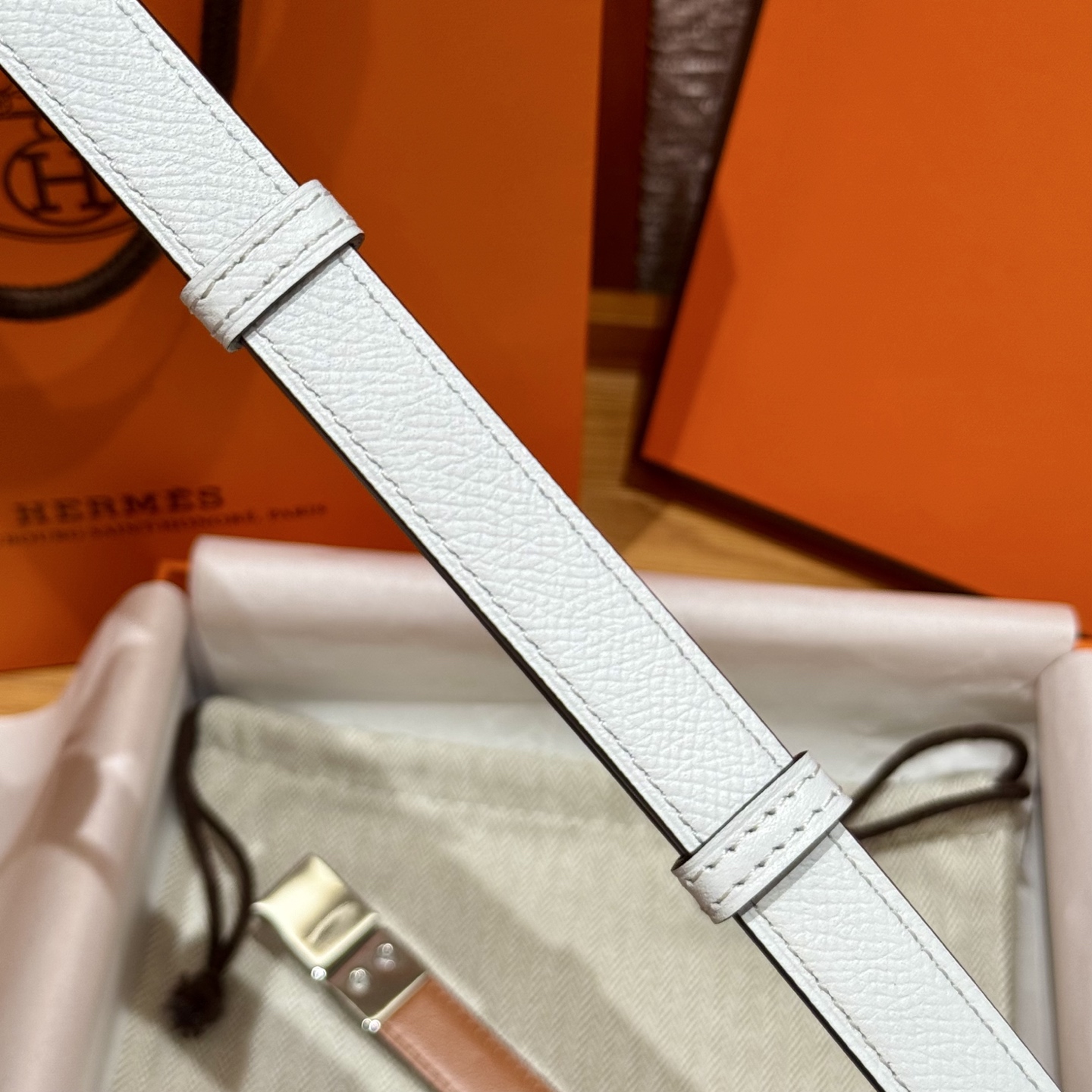 H家新款女款調節腰帶 - Epsom小牛皮とゴールドバックルの優雅なデザイン