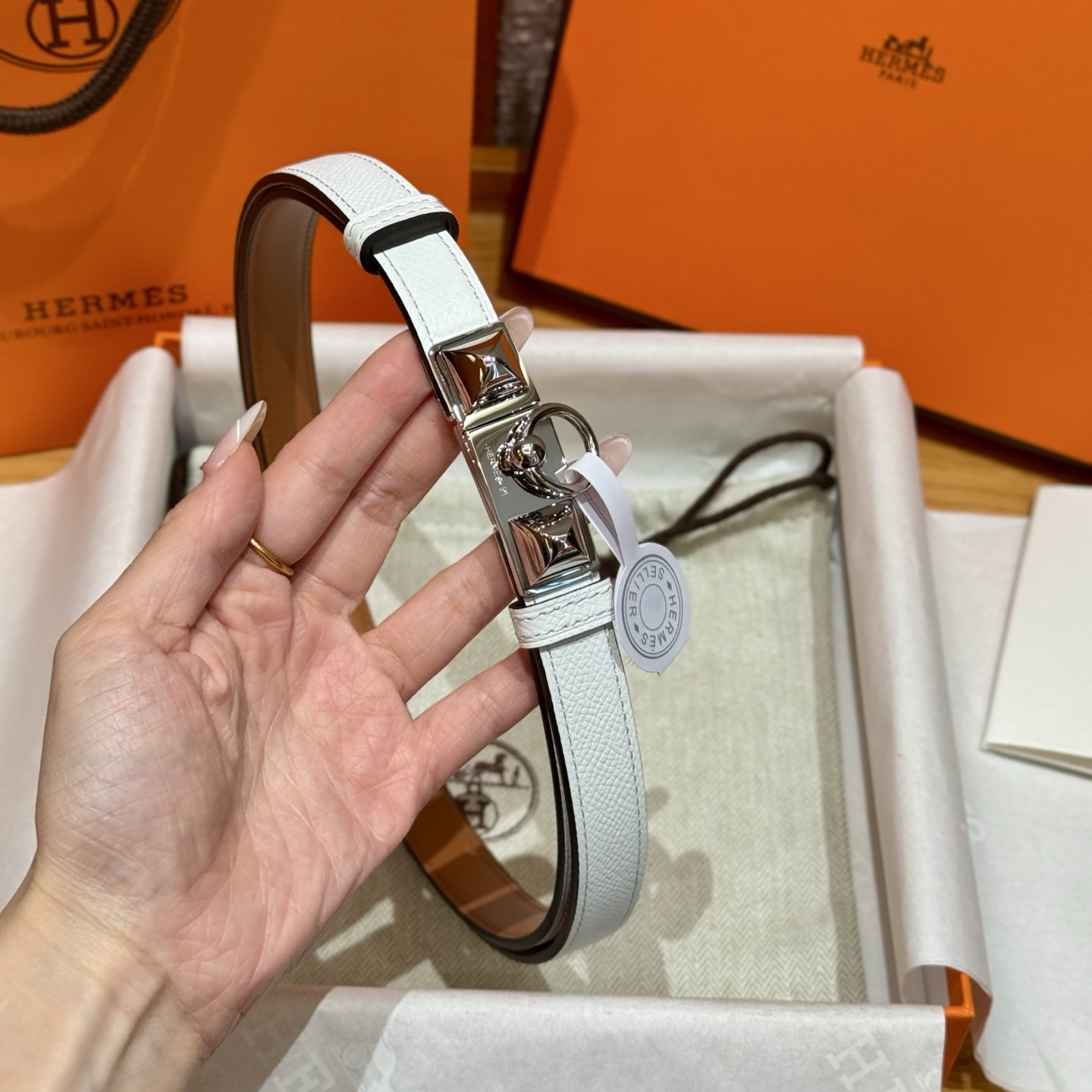 H家新款女款調節腰帶 - Epsom小牛皮とゴールドバックルの優雅なデザイン