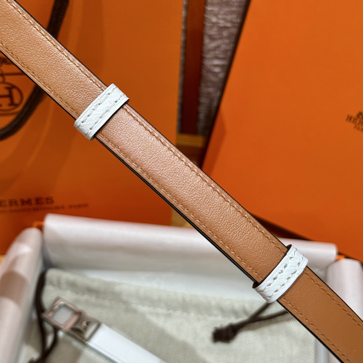 H家新款女款調節腰帶 - Epsom小牛皮とゴールドバックルの優雅なデザイン