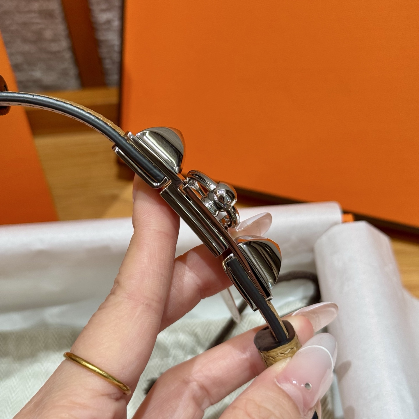 H家新款女款調節腰帶 - Epsom小牛皮と金具で華やかさを演出