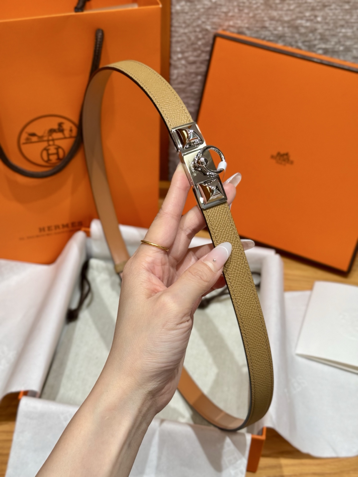 H家新款女款調節腰帶 - Epsom小牛皮と金具で華やかさを演出