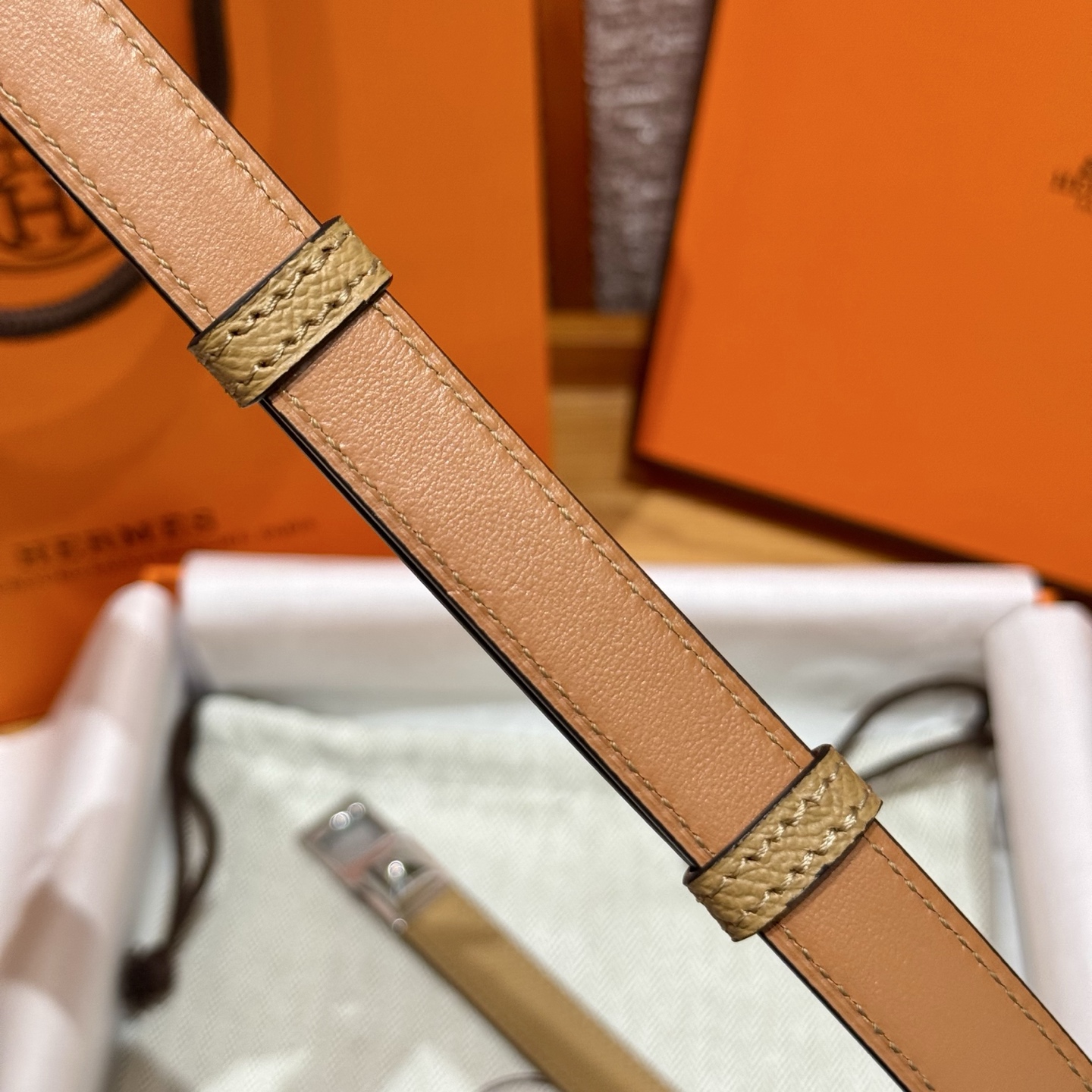 H家新款女款調節腰帶 - Epsom小牛皮と金具で華やかさを演出