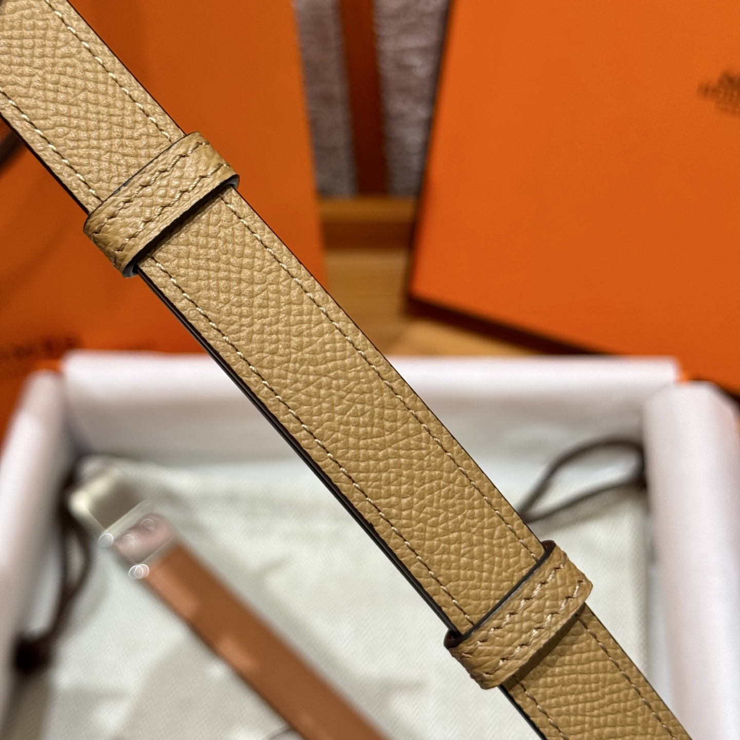 H家新款女款調節腰帶 - Epsom小牛皮と金具で華やかさを演出