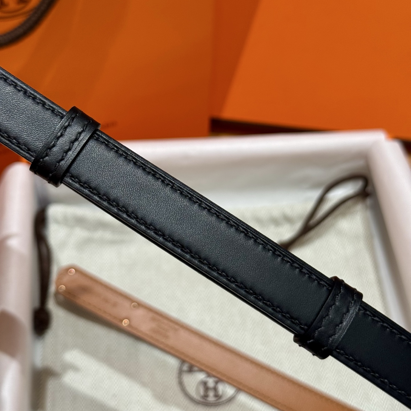 H家新款平纹小牛皮女子腰带