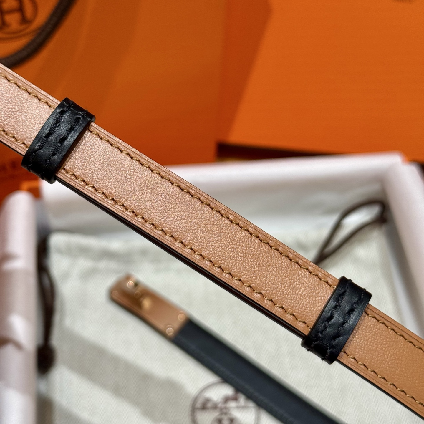 H家新款平纹小牛皮女子腰带