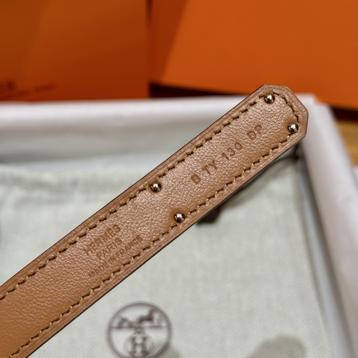 H家新款平纹小牛皮女子腰带